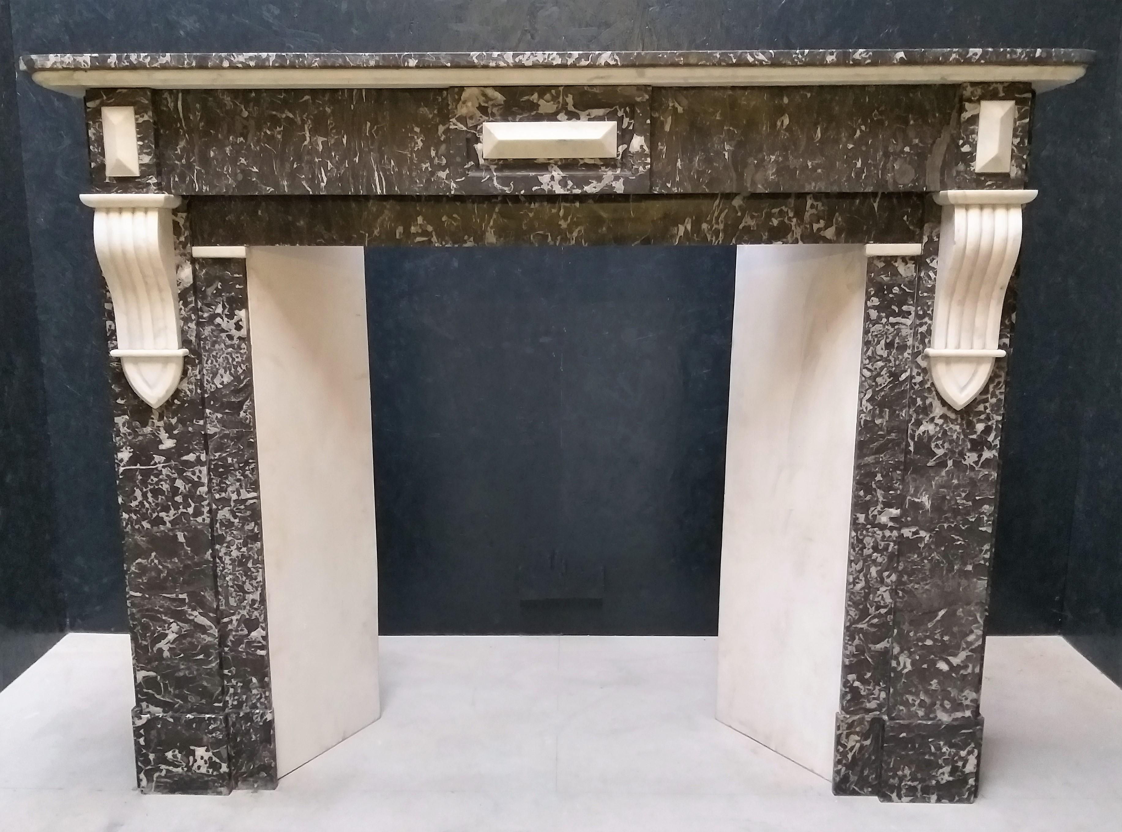This classy Napoléon III fireplace was made in the late 19th century in Belgium, the country where you could find in the past, the used marble for this fireplace: Saint Anna-marble. The quarry is empty since many years. The Carrara marble is