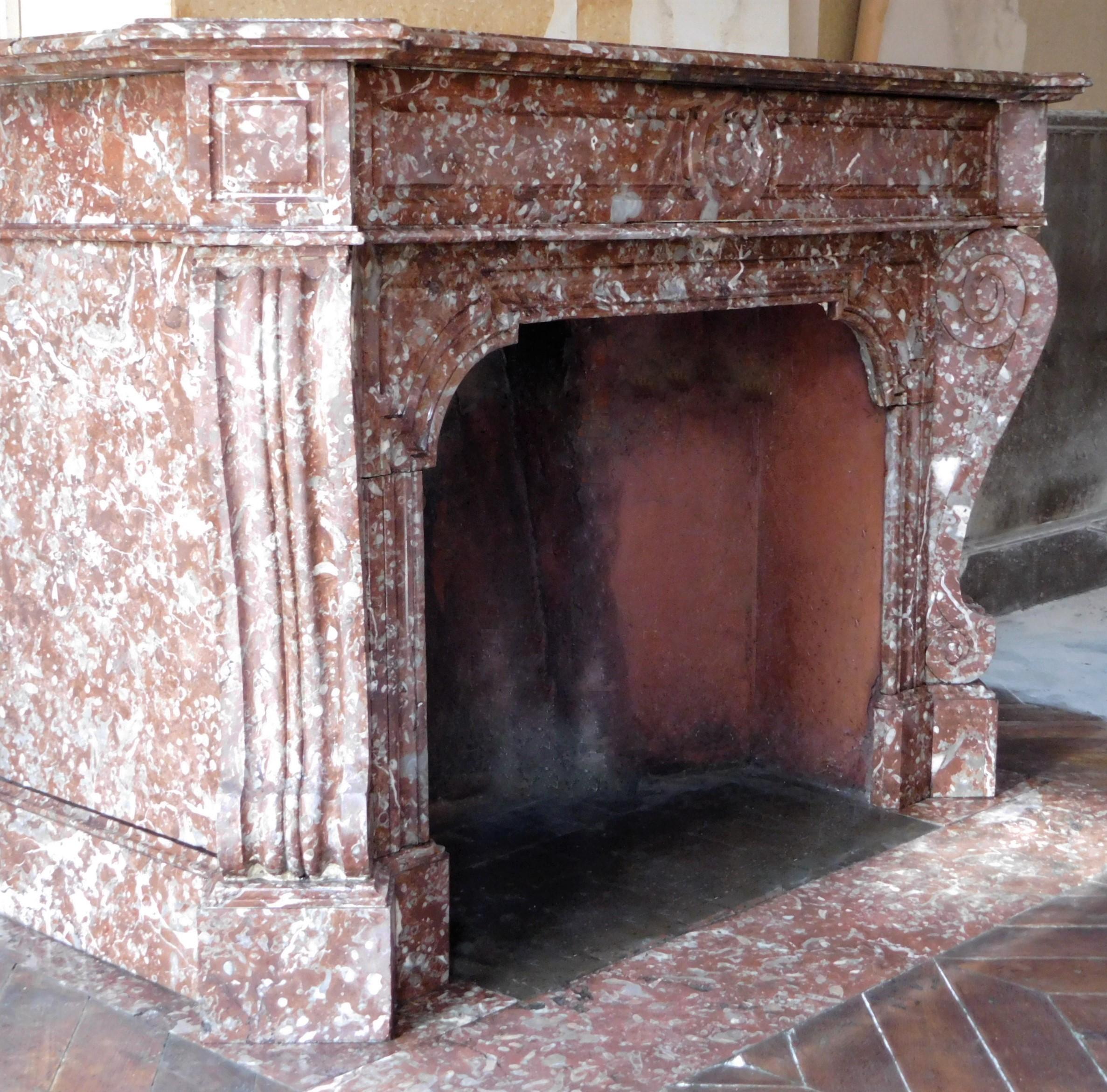 FIREPLACE Louis Philippe in Belgian Red Marble Griotte In Good Condition For Sale In Gembloux, BE