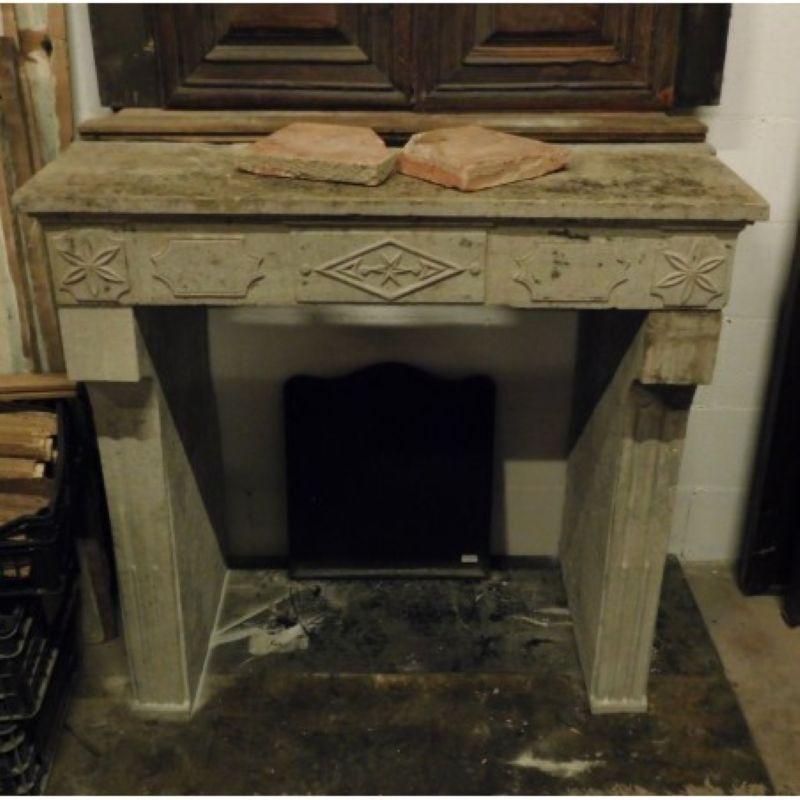 Kaminmantel aus grauem Stein mit Dekorationen, Frankreich (Französisch) im Angebot