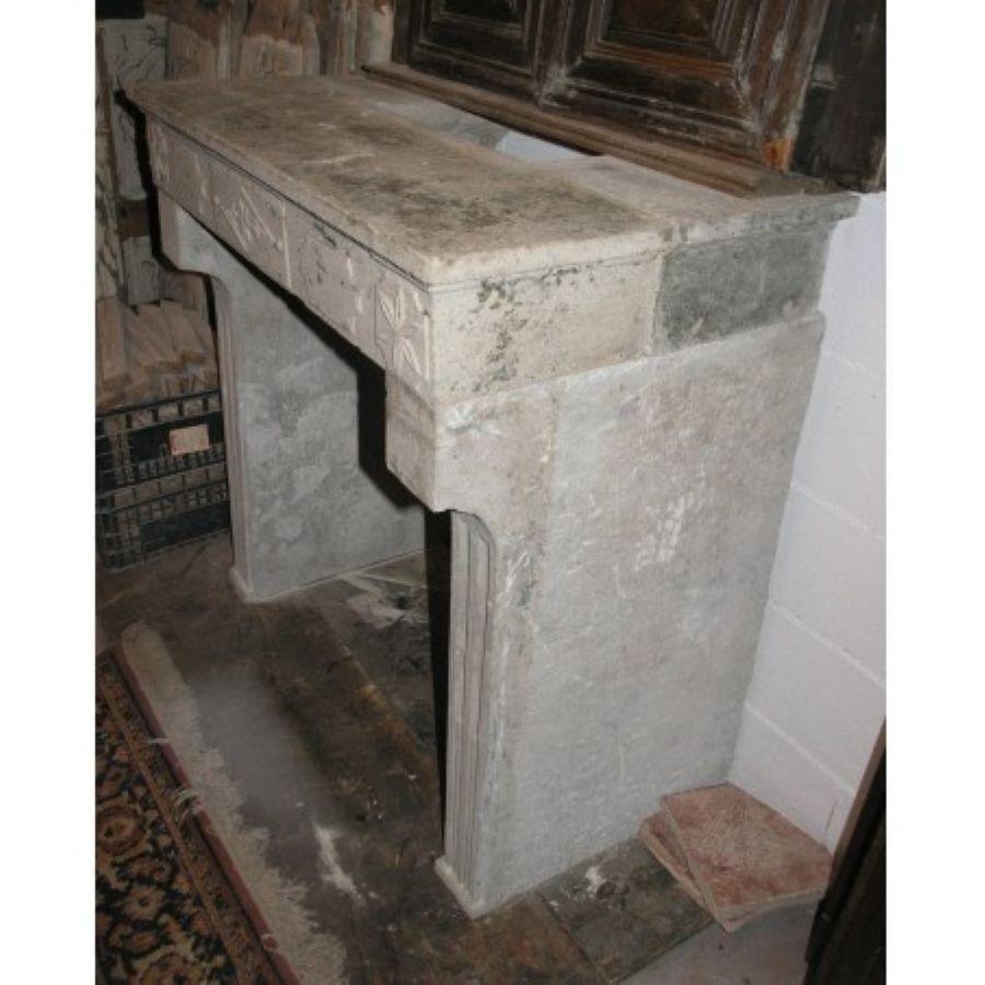 Kaminmantel aus grauem Stein mit Dekorationen, Frankreich im Angebot 2