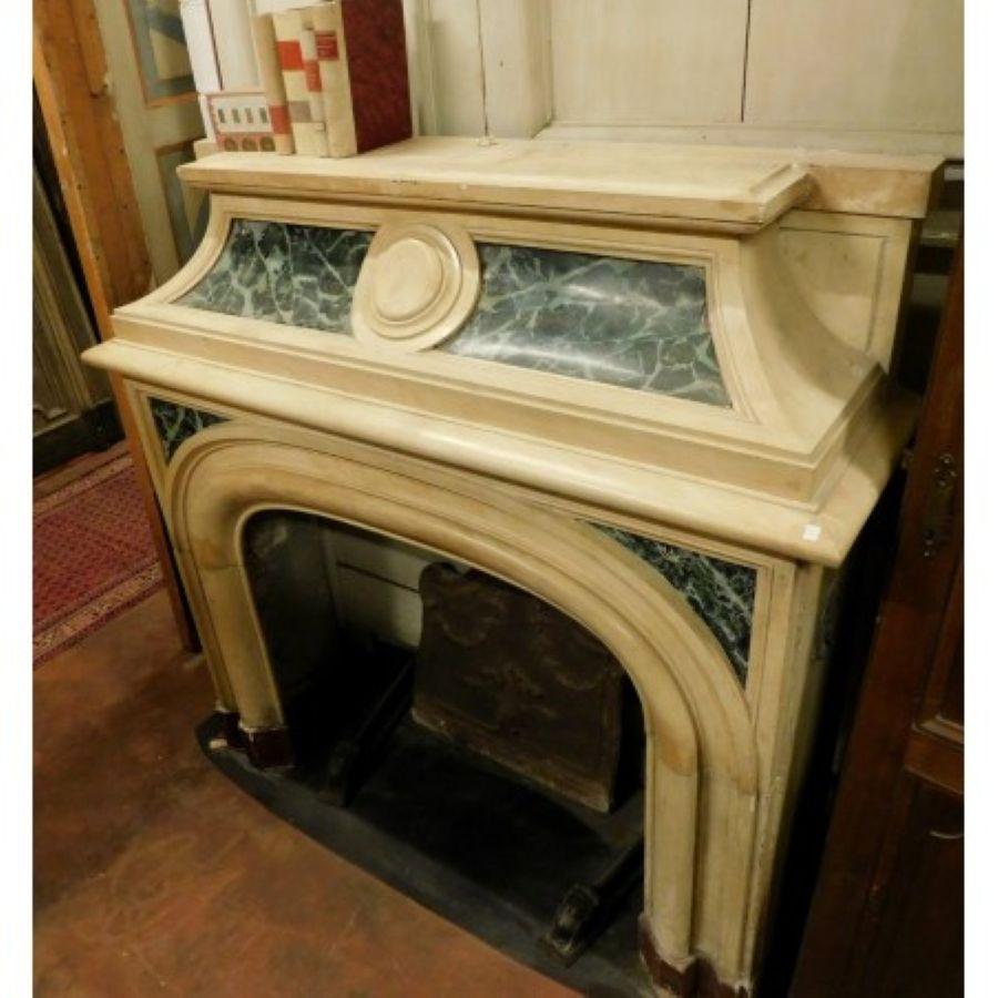 Camino in marmo giallo con parti laccate a finto marmo verde, scolpito con caratteri tipici dell'epoca.
Imponente camino con piano rialzato e fronte decorato con cornici attorno alla bocca con angoli stondati. Originale di Epoca tardo '800. 
Misure