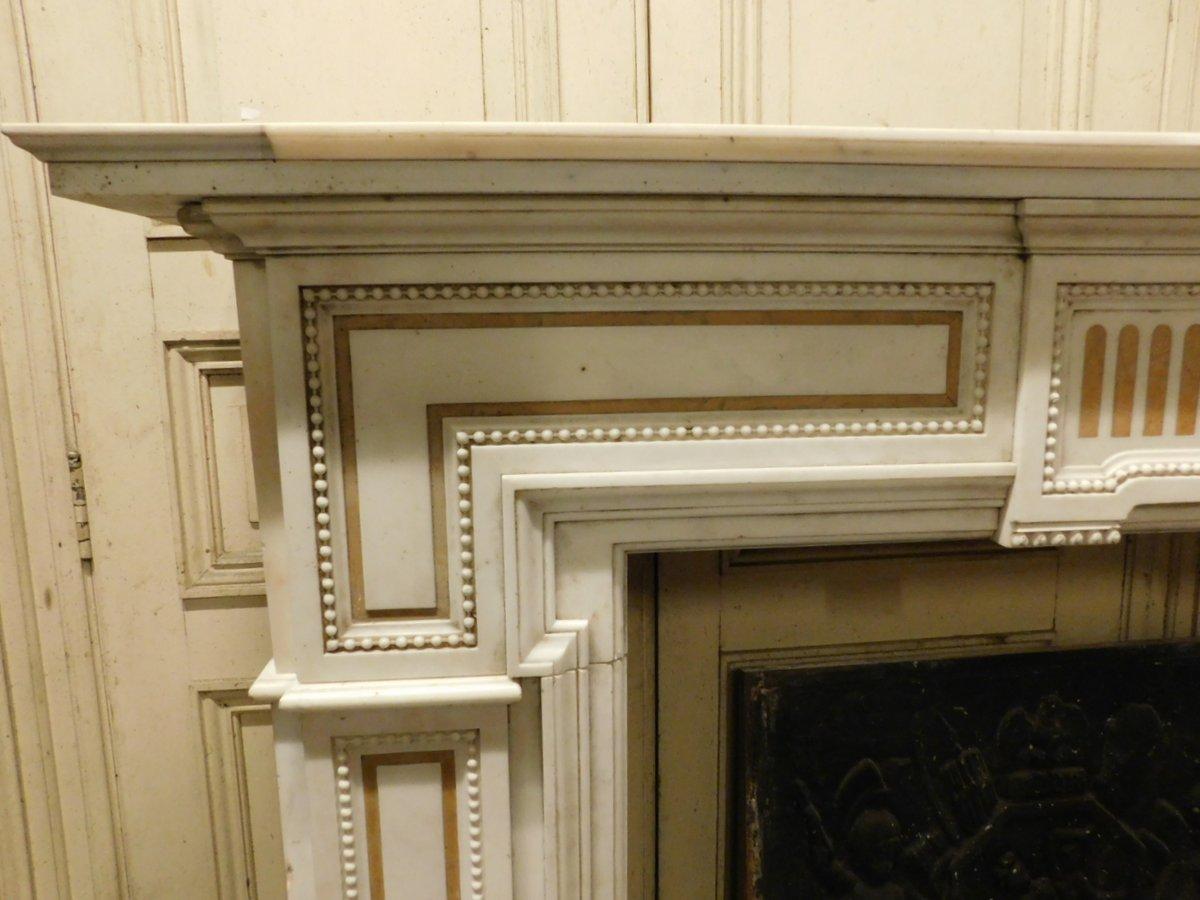 Fireplace mantel in Carrara Michelangelo Marble and Giallo Siena, carved, Italy In Good Condition For Sale In Cuneo, Italy (CN)