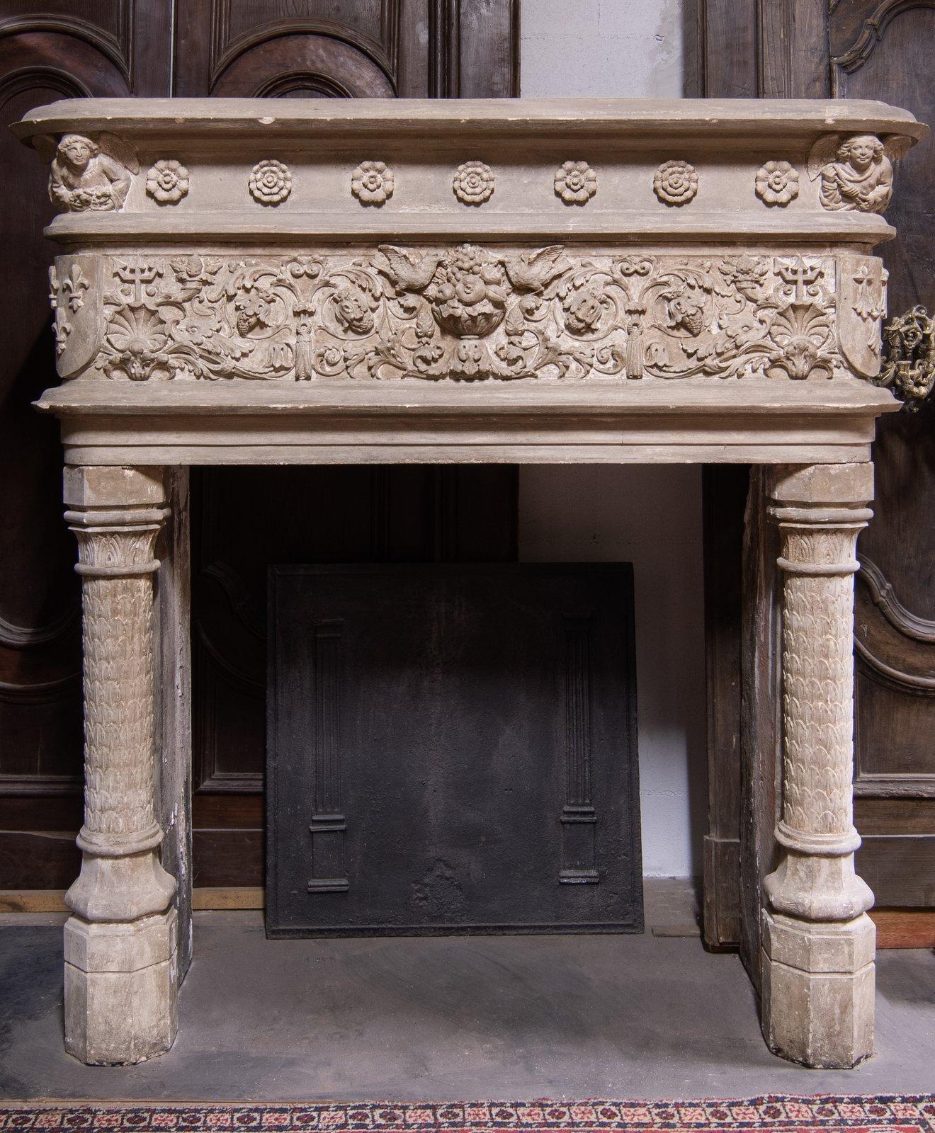  Precioso y antiguo camino mantello di dimensione monumentale in pietra, Fronte riccamente scolpito con volute, decori floreali, stemmi e conchiglie. Centrato da cesto di frutta con coppia di volatili. La parte alta presenta fiori scolpiti con