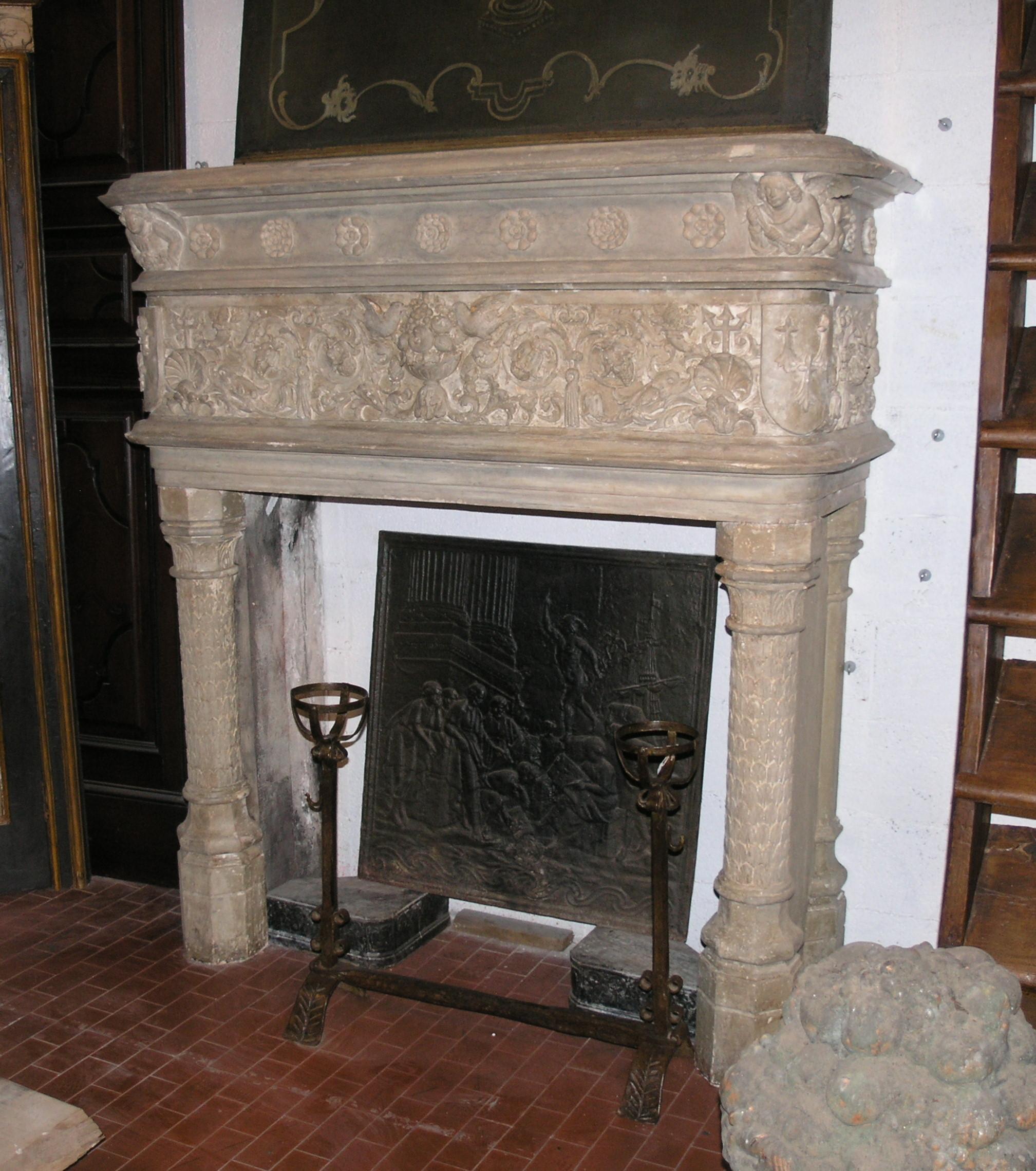Repisa de chimenea de piedra gris, ricamente tallada con pájaros, flores y querubines Italiano en venta