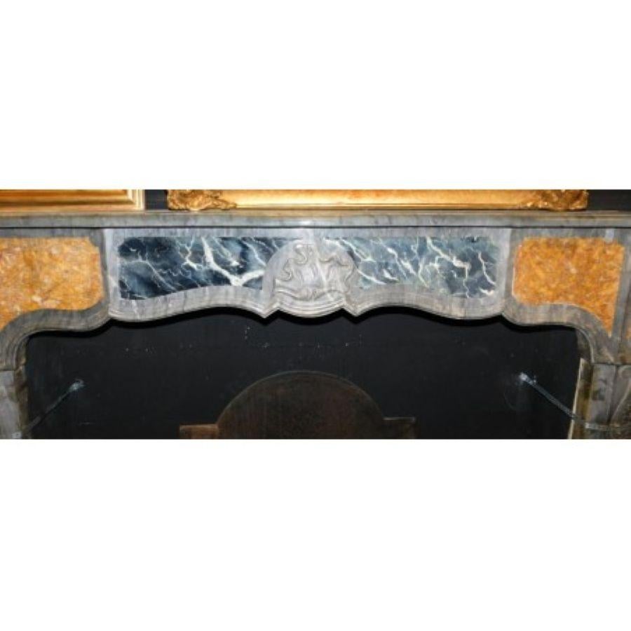 Fireplace mantel in Inlaid Gray, Black and Yellow Marble, carved Shell, Italy In Good Condition For Sale In Cuneo, Italy (CN)