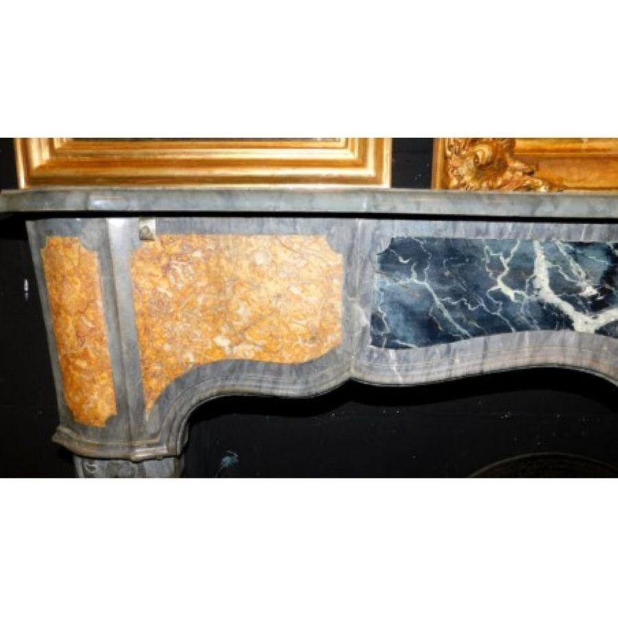 18th Century and Earlier Fireplace mantel in Inlaid Gray, Black and Yellow Marble, carved Shell, Italy For Sale