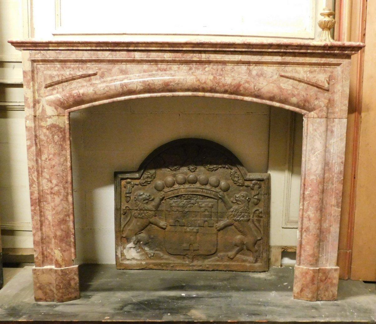 Antico ed Elegante camino in marmo rosso, Il camino presenta piano rettilineo, fronte decorato da cornici e bocca ad arco ribassato. Forma geometrica tipica e Originale di Epoca '800, che aggiunge possibilità di adattamento in diversi ambienti, sia
