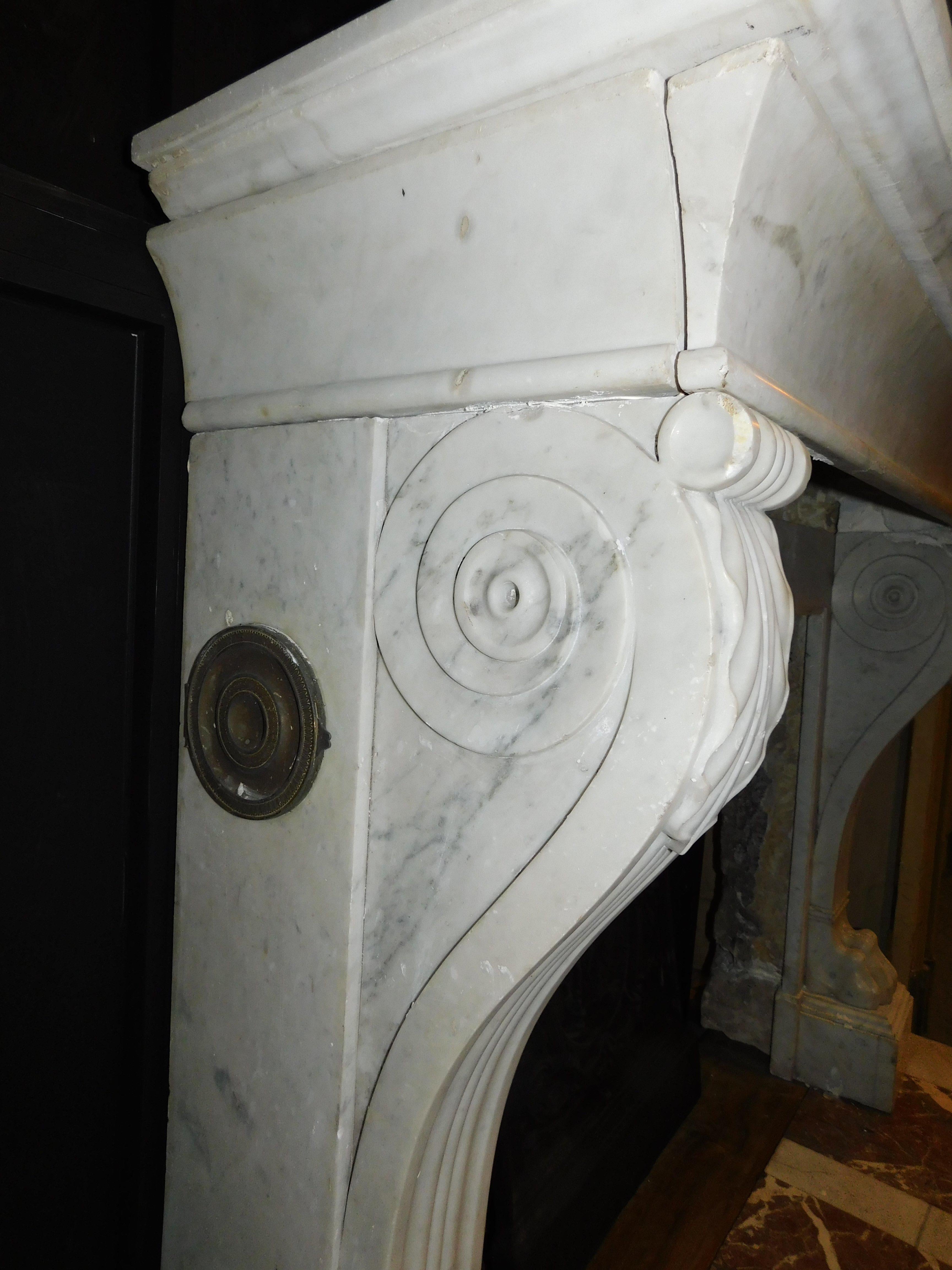 Fireplace mantel in white Carrara marble with lion's paws, Italy In Good Condition For Sale In Cuneo, Italy (CN)