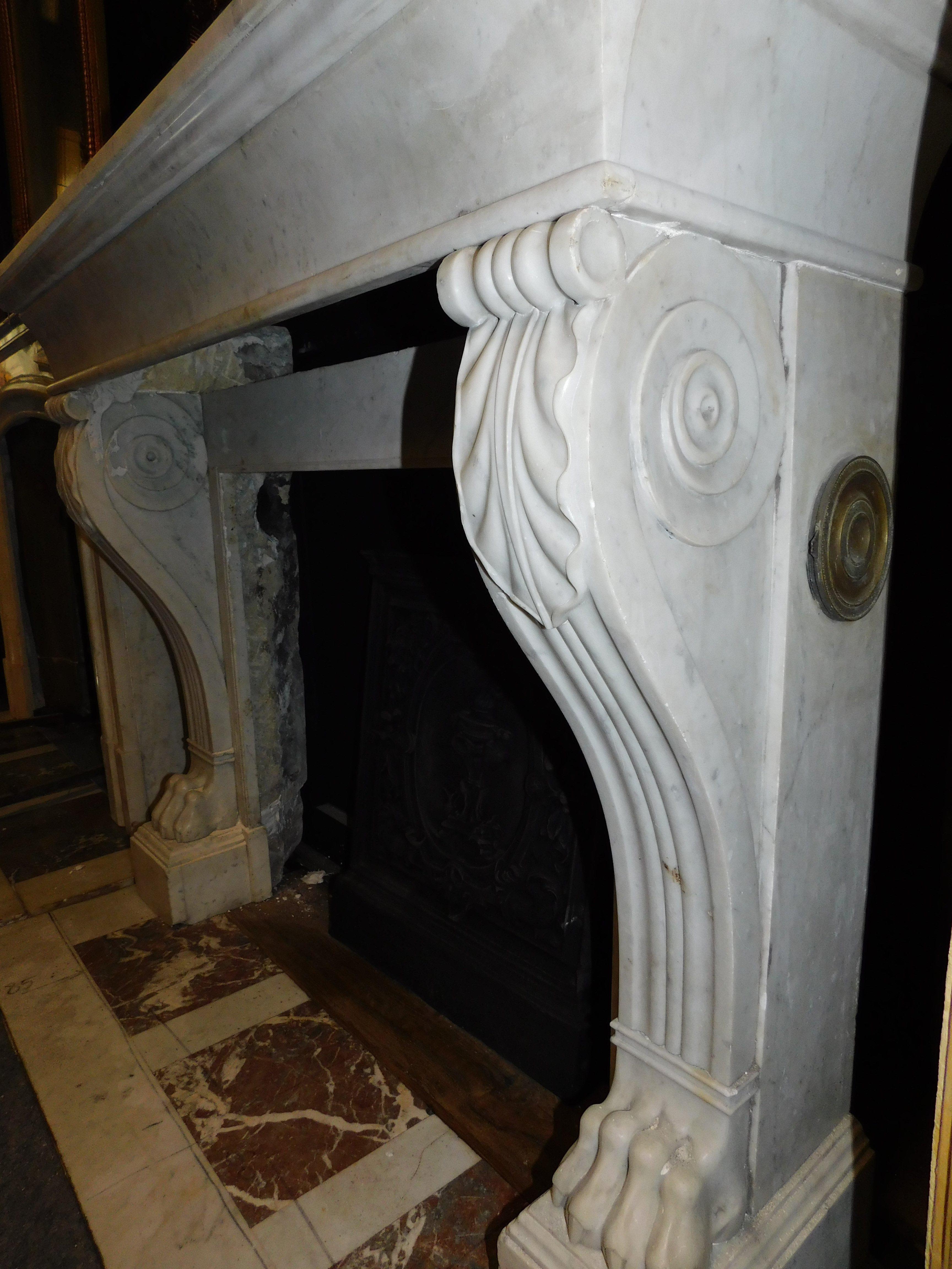 20th Century Fireplace mantel in white Carrara marble with lion's paws, Italy For Sale
