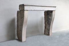 Cheminée en pierre calcaire française  Style Campagnarde  19ème siècle