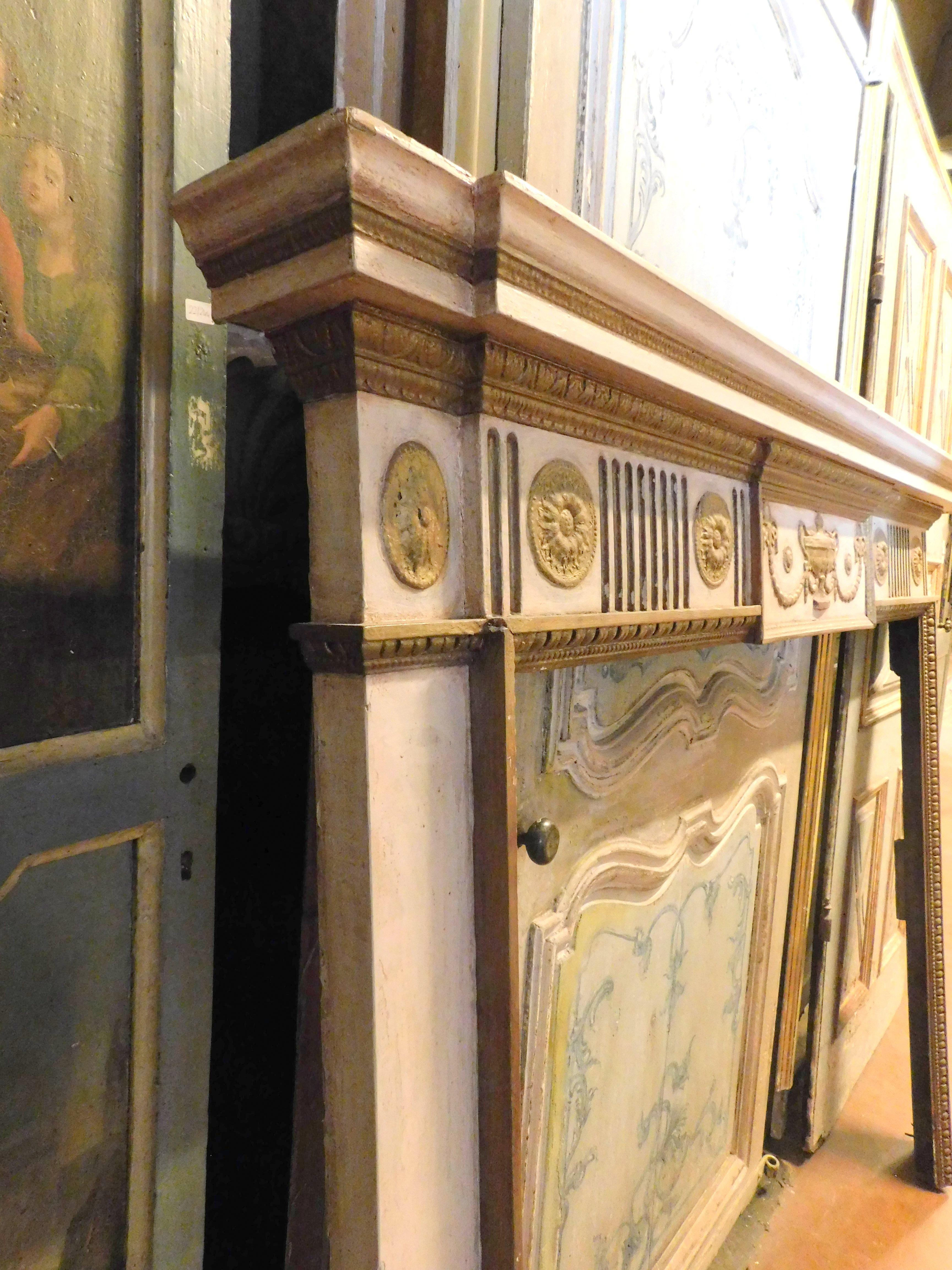 Manto de chimenea, madera tallada y lacada en blanco y oro, S. XVIII Francia Álamo en venta