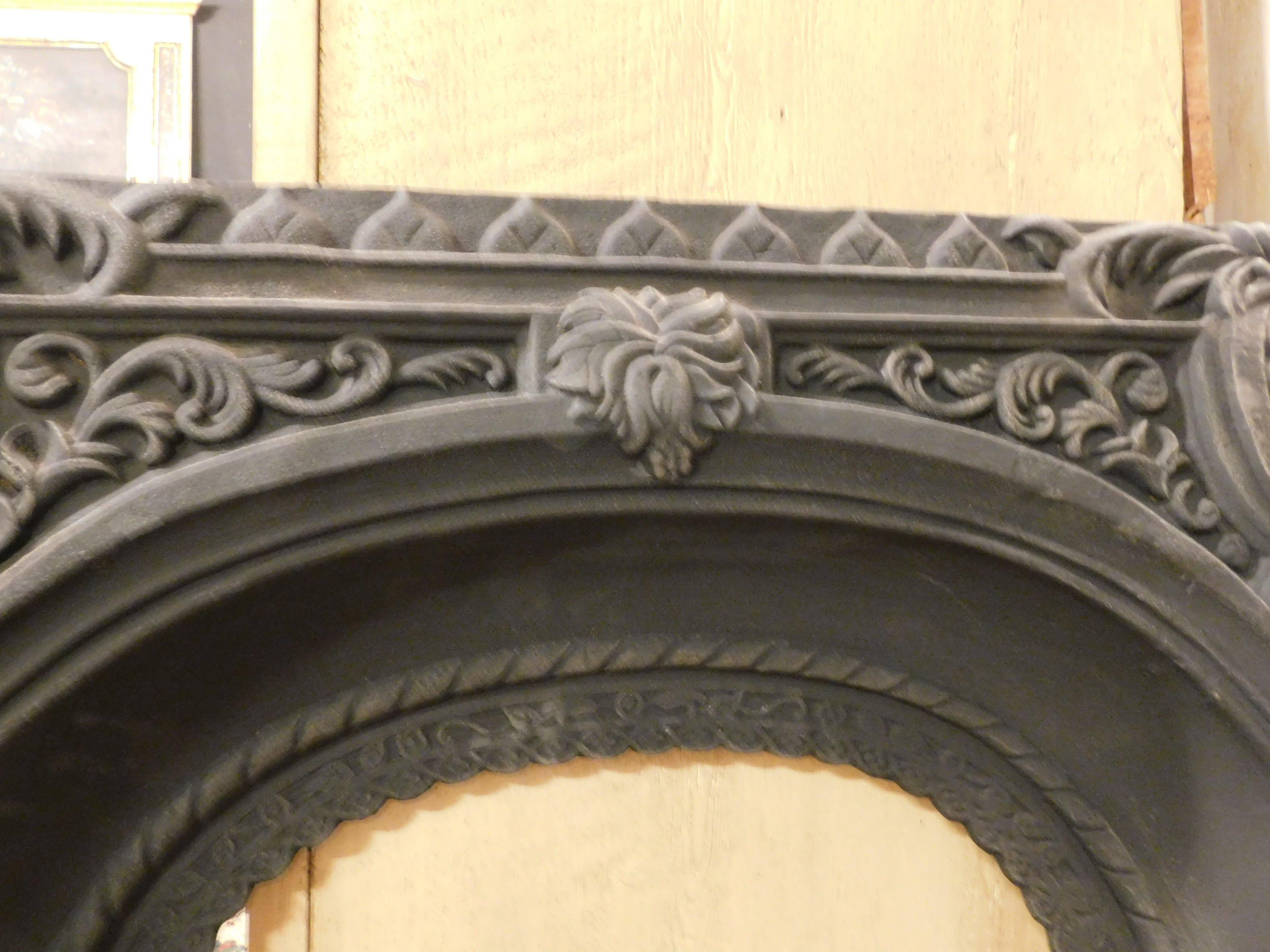 Fireplace Mantle, Carved Cast Iron Stove Floral Decorations, 19th Century Italy In Good Condition For Sale In Cuneo, Italy (CN)