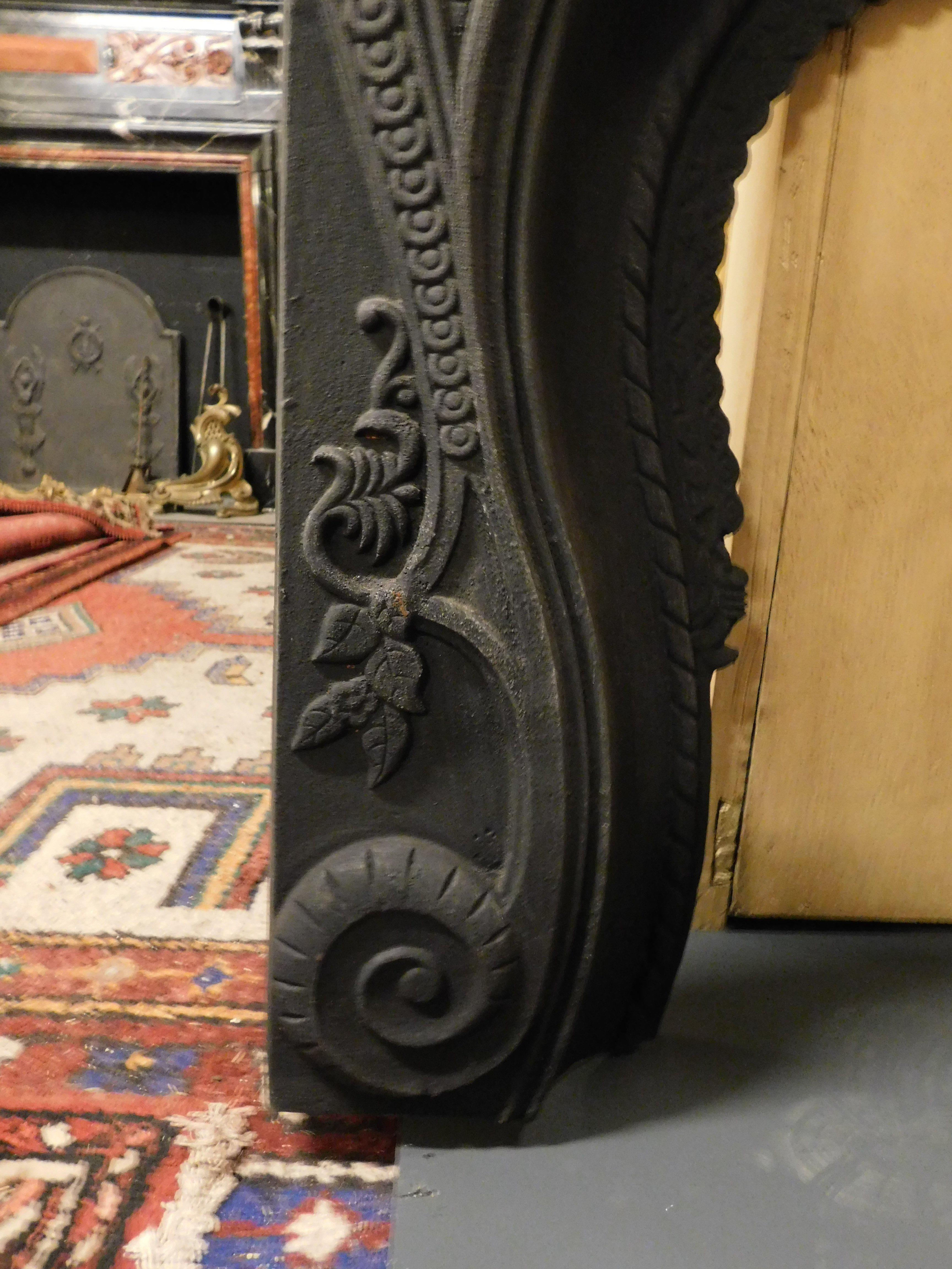 XIXe siècle Manteau de cheminée en fonte sculptée, décorations florales, Italie du 19ème siècle en vente