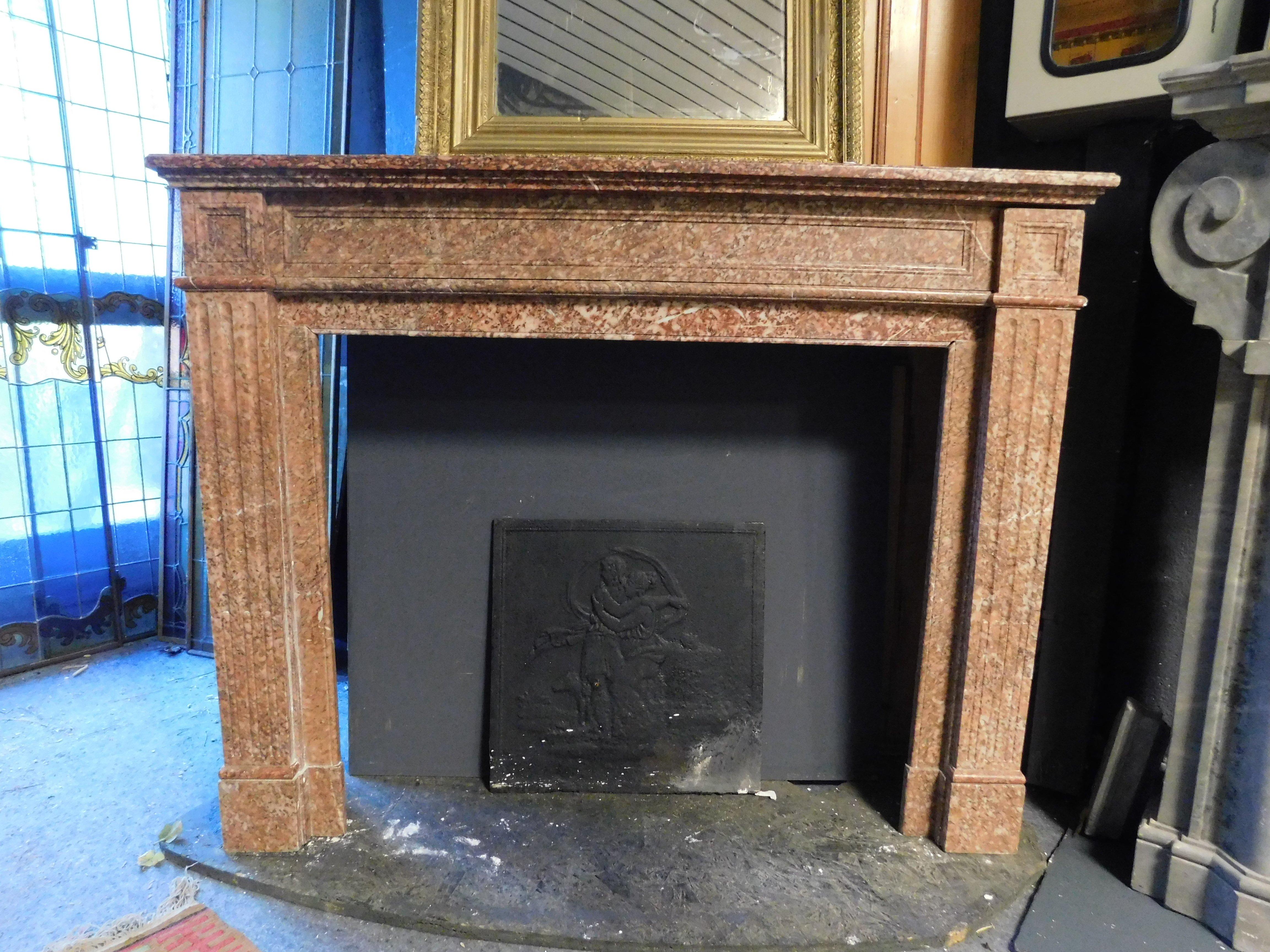 Antiguo manto para chimenea, esculpido con forma geométrica en mármol rojo 