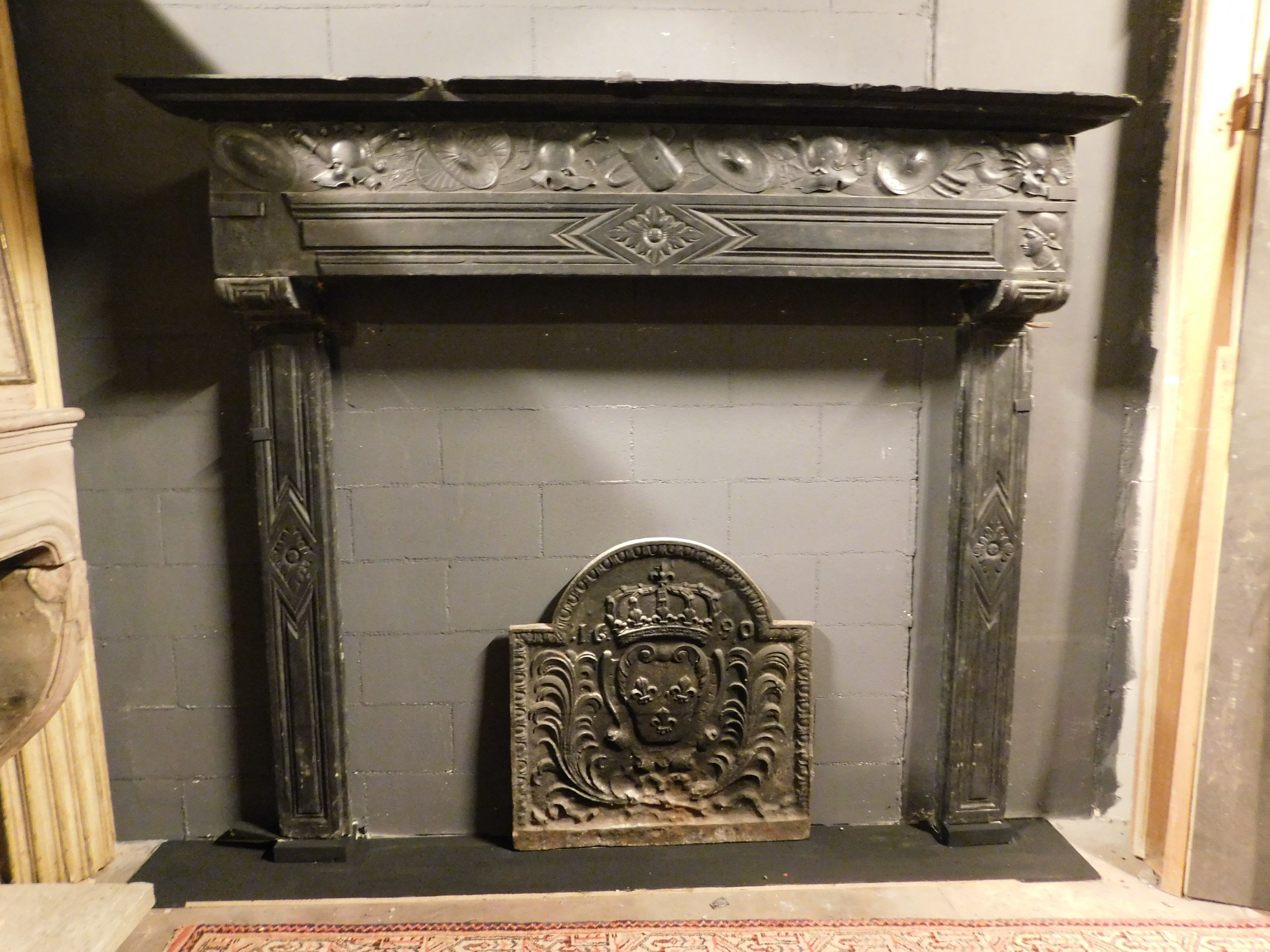 Antike, antike und wichtige Kaminmantel, handgeschnitzt in Schieferstein, aus Genua (Italien) mit einer zentralen Blume und ritterlichen Figuren auf den Pfosten geschnitzt, original aus dem 16. Jahrhundert, aus dem edlen Palast von Genua,