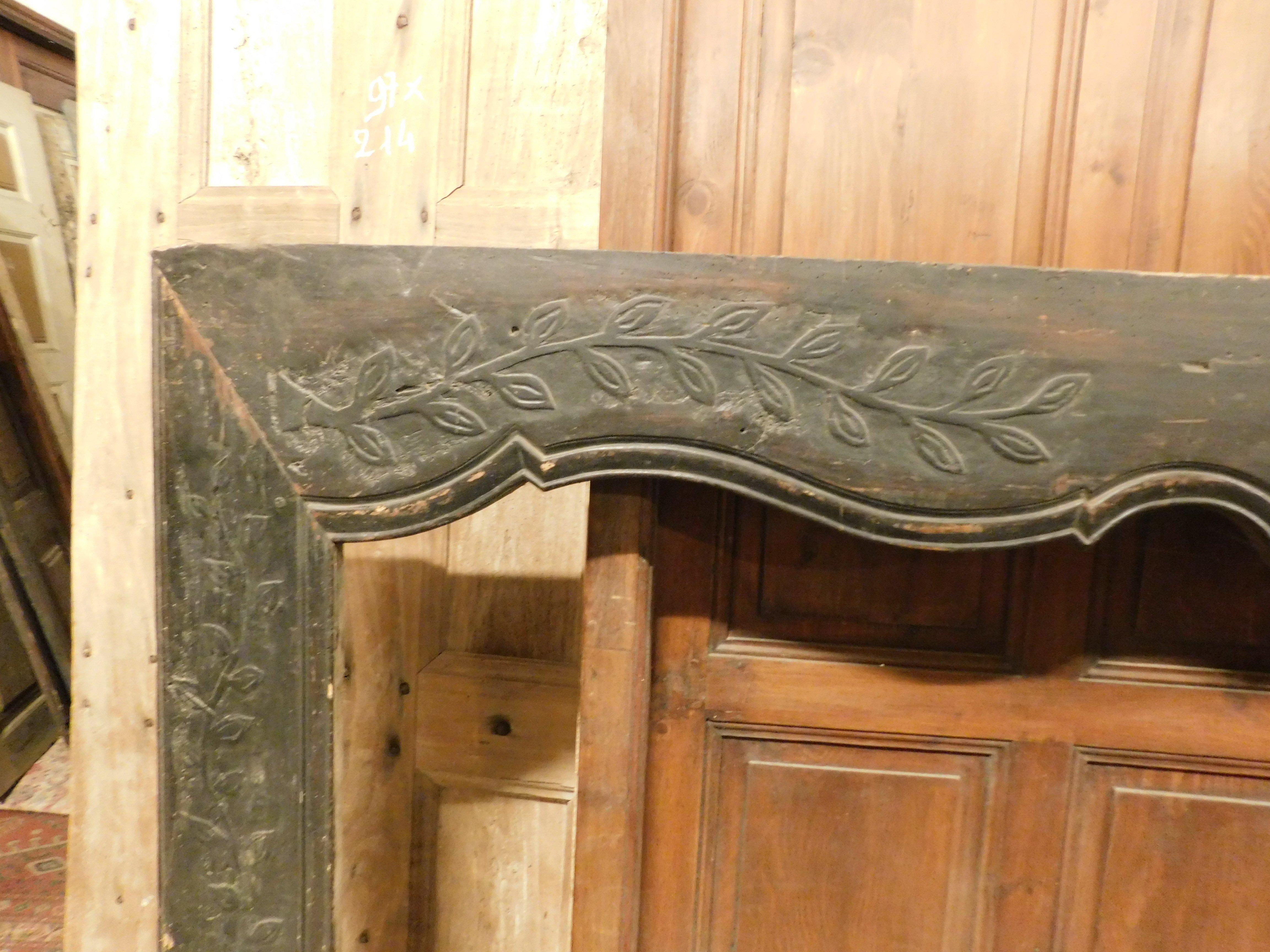 Fireplace mantle in black lacquered solid wood with floral carvings, Italy In Good Condition For Sale In Cuneo, Italy (CN)