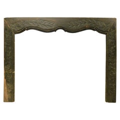 Caminetto in legno massiccio laccato nero con intagli floreali, Italia