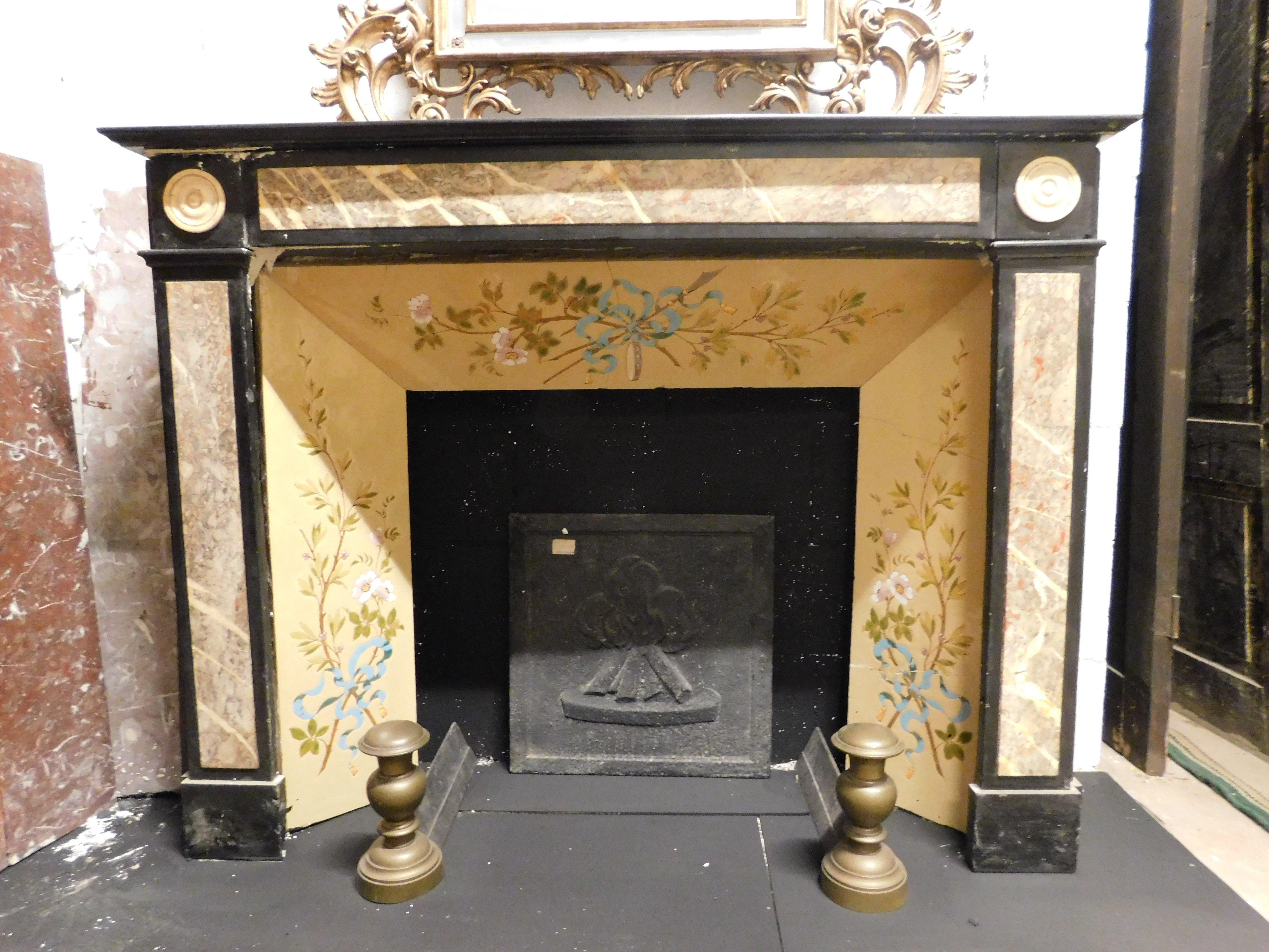 Antiker Mantelkamin, schwarzer Marmorrahmen mit beigen Marmorintarsien, Directoire- oder Empire-Stil, Original aus dem frühen 19. Jahrhundert, aus Italien, komplett mit emailliertem Keramik-Gegenstück und gestaltet mit Savoy-Band.
maximale Außenmaße