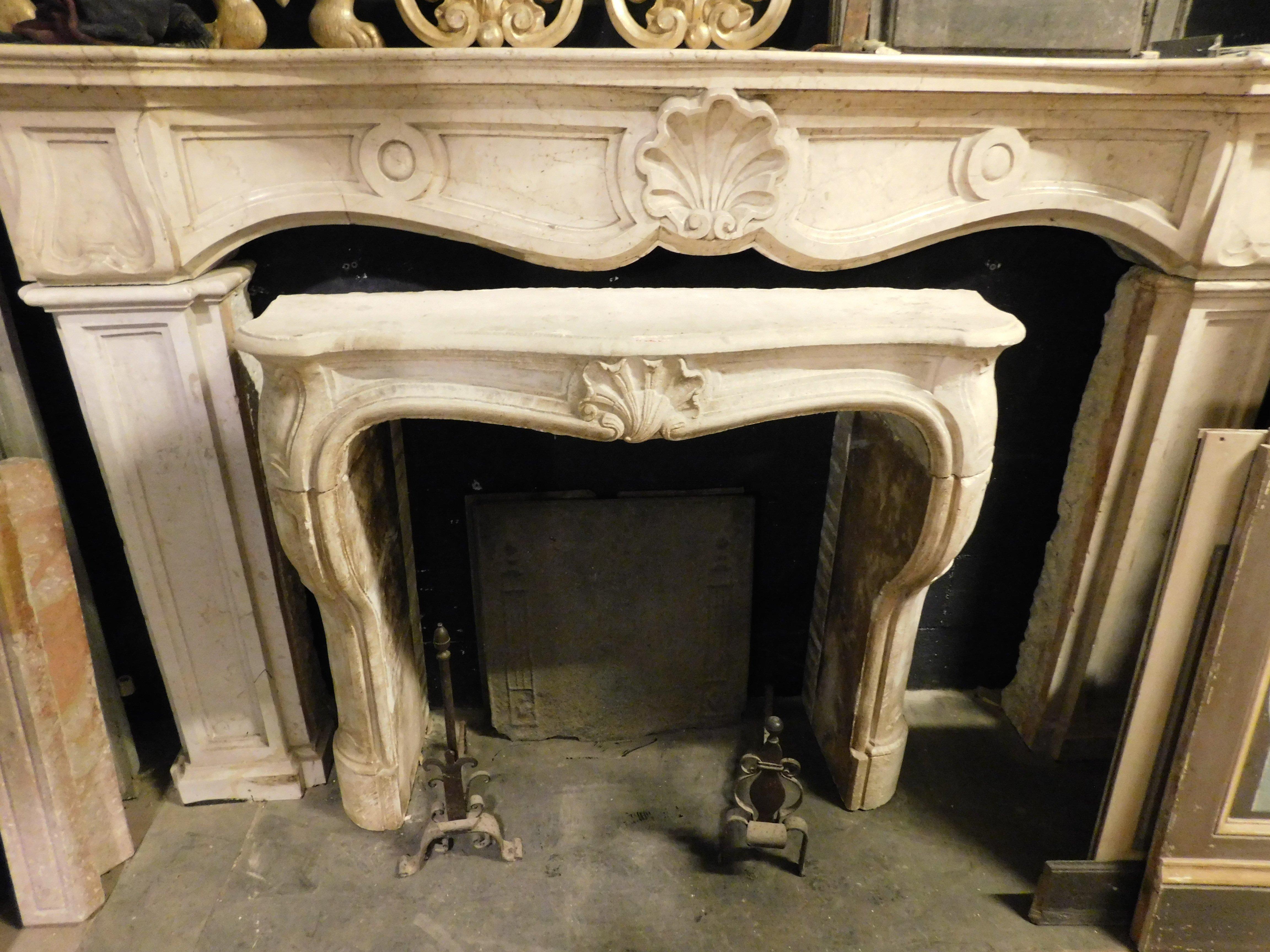 Français Cheminée de Bourgogne avec coquillage sculpté, France