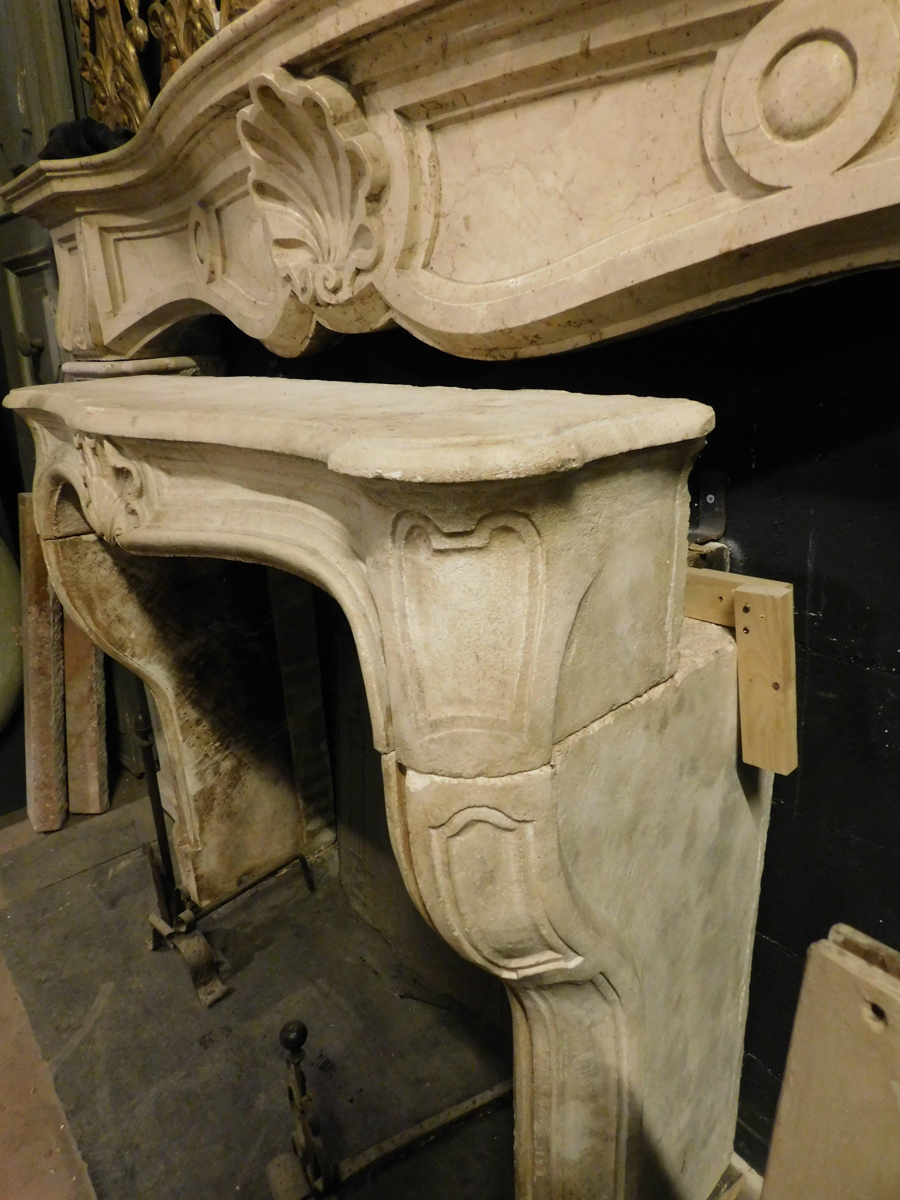 XVIIIe siècle et antérieur Cheminée de Bourgogne avec coquillage sculpté, France