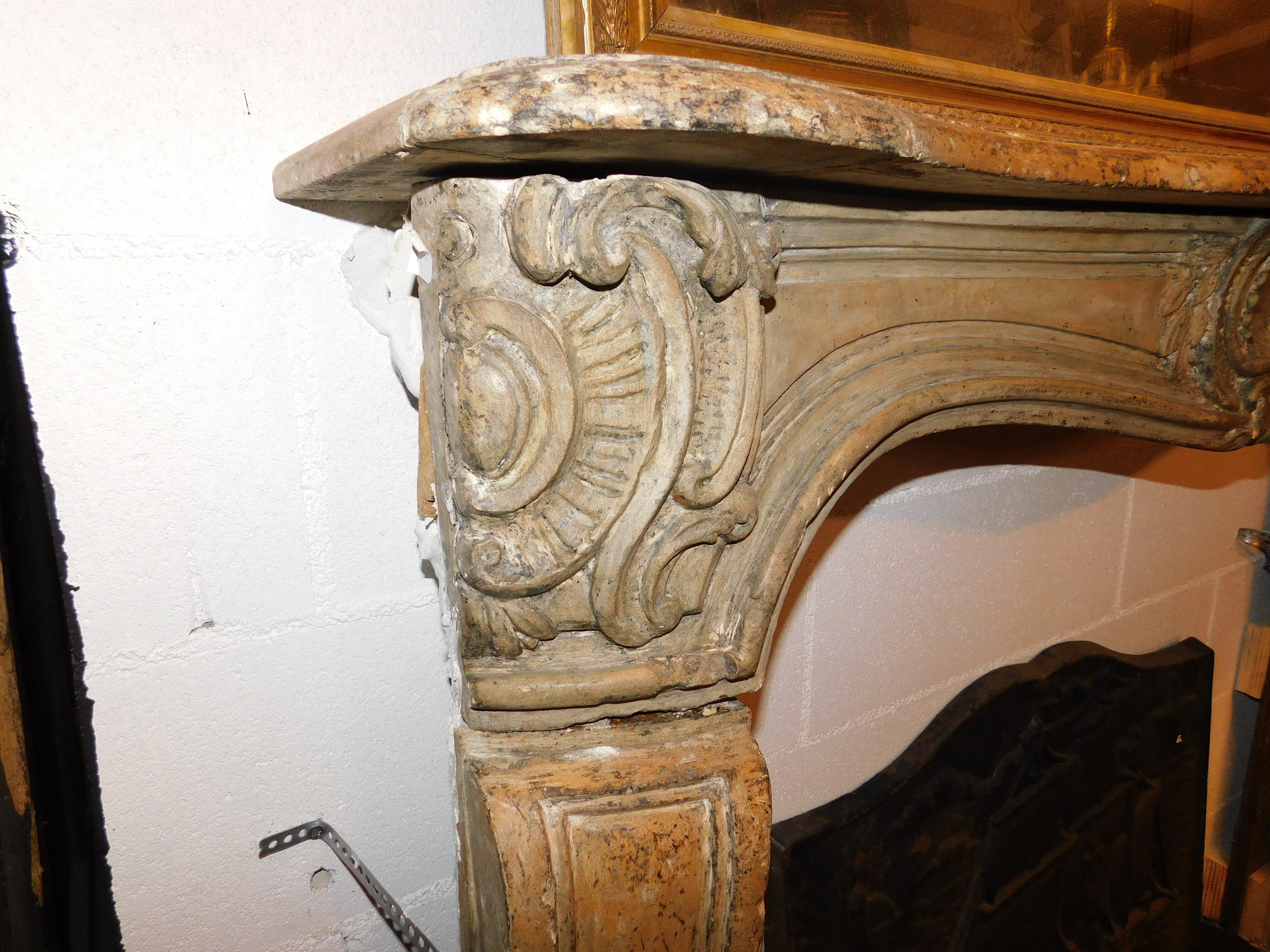 Repisa de chimenea de piedra de Borgoña tallada, Francia en venta 5
