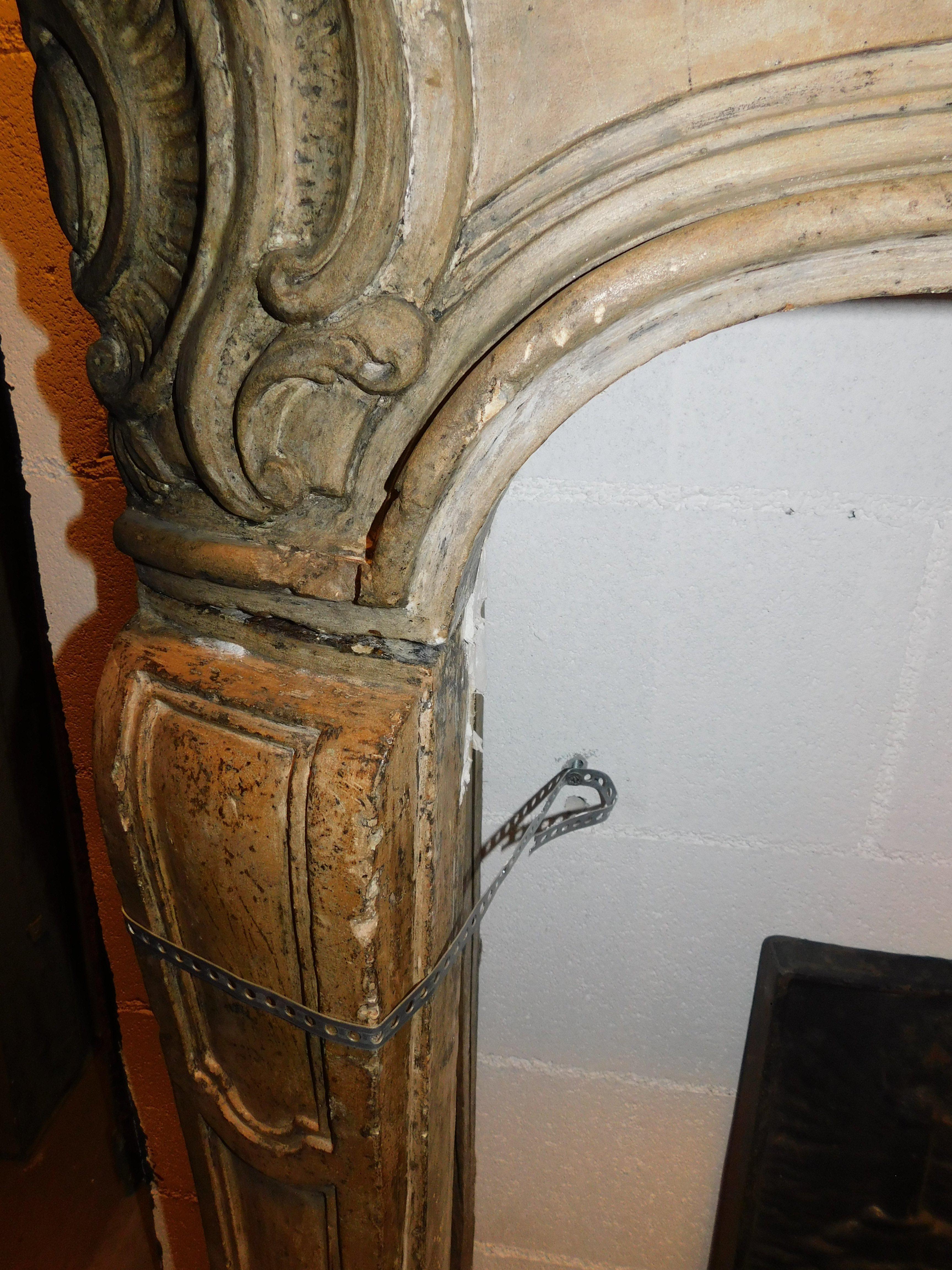 Repisa de chimenea de piedra de Borgoña tallada, Francia en venta 8