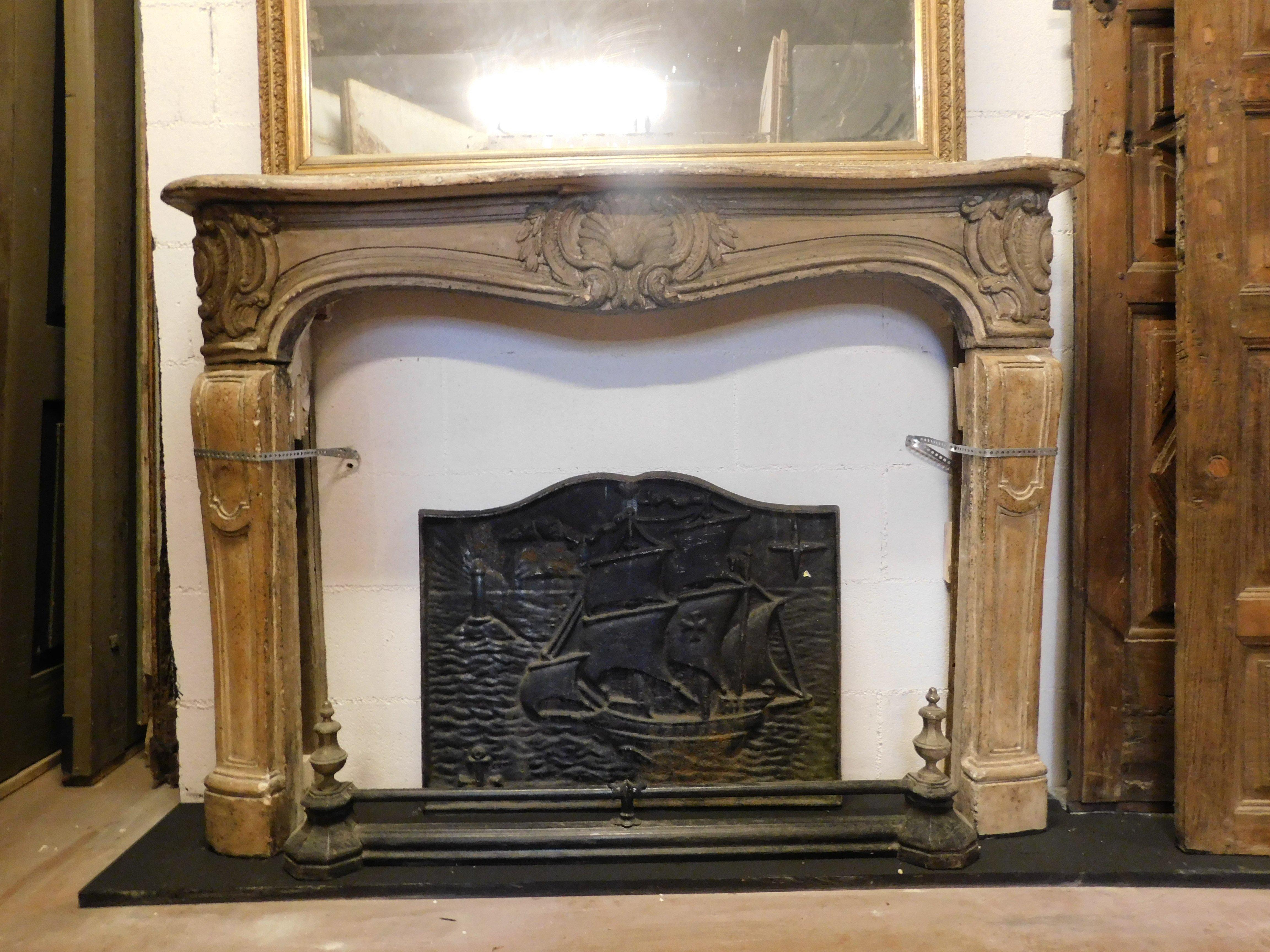 Chimenea de manto antigua, ricamente tallada en piedra de Borgoña, con concha central más 2 conchas a los lados, tallada ondulante, original del siglo XVIII, No tiene laterales (para emparedar), origen Francia.
Medidas máximas cm w 137 x H 105, la