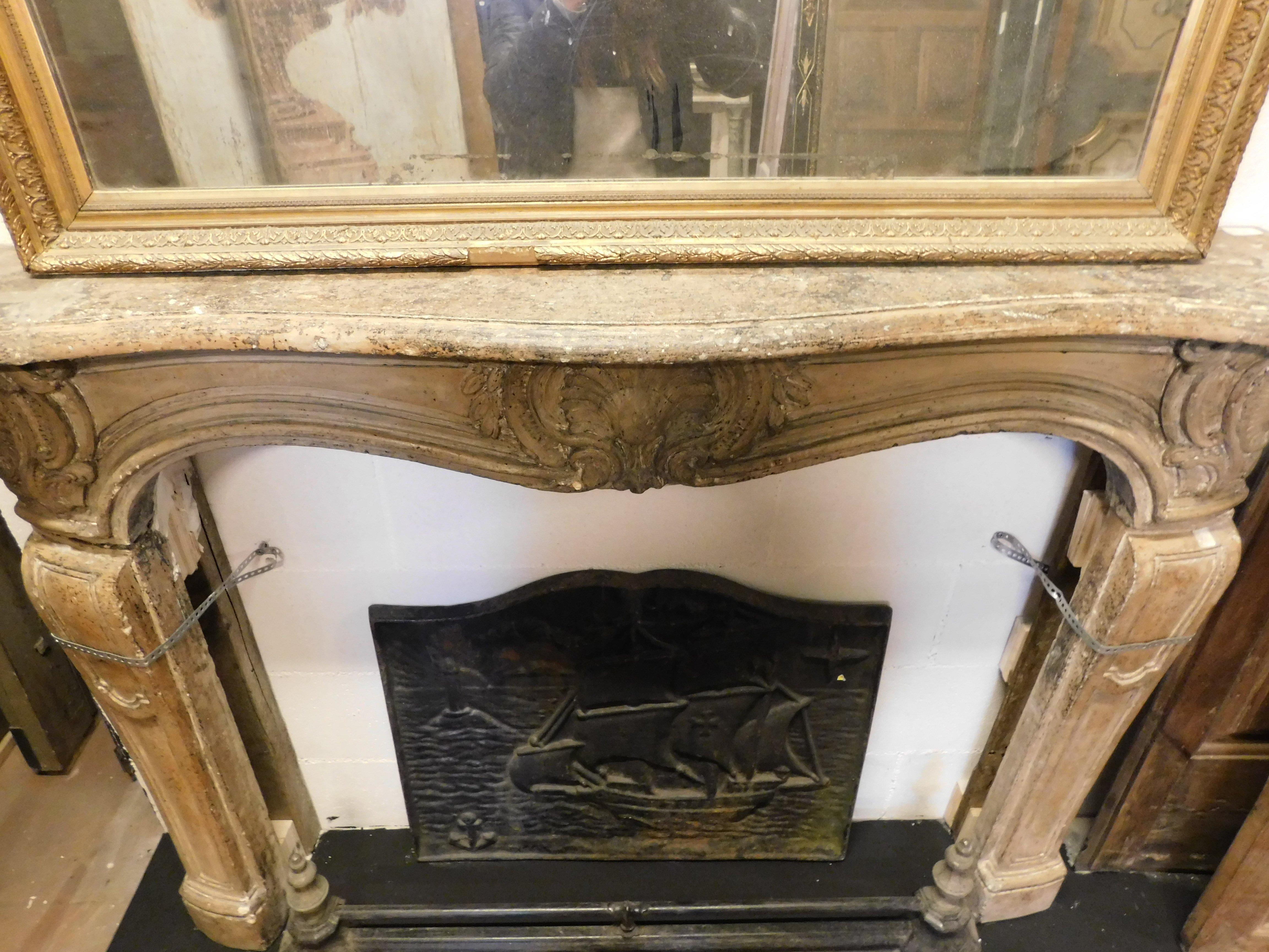 Repisa de chimenea de piedra de Borgoña tallada, Francia en Bueno estado para la venta en Cuneo, Italy (CN)