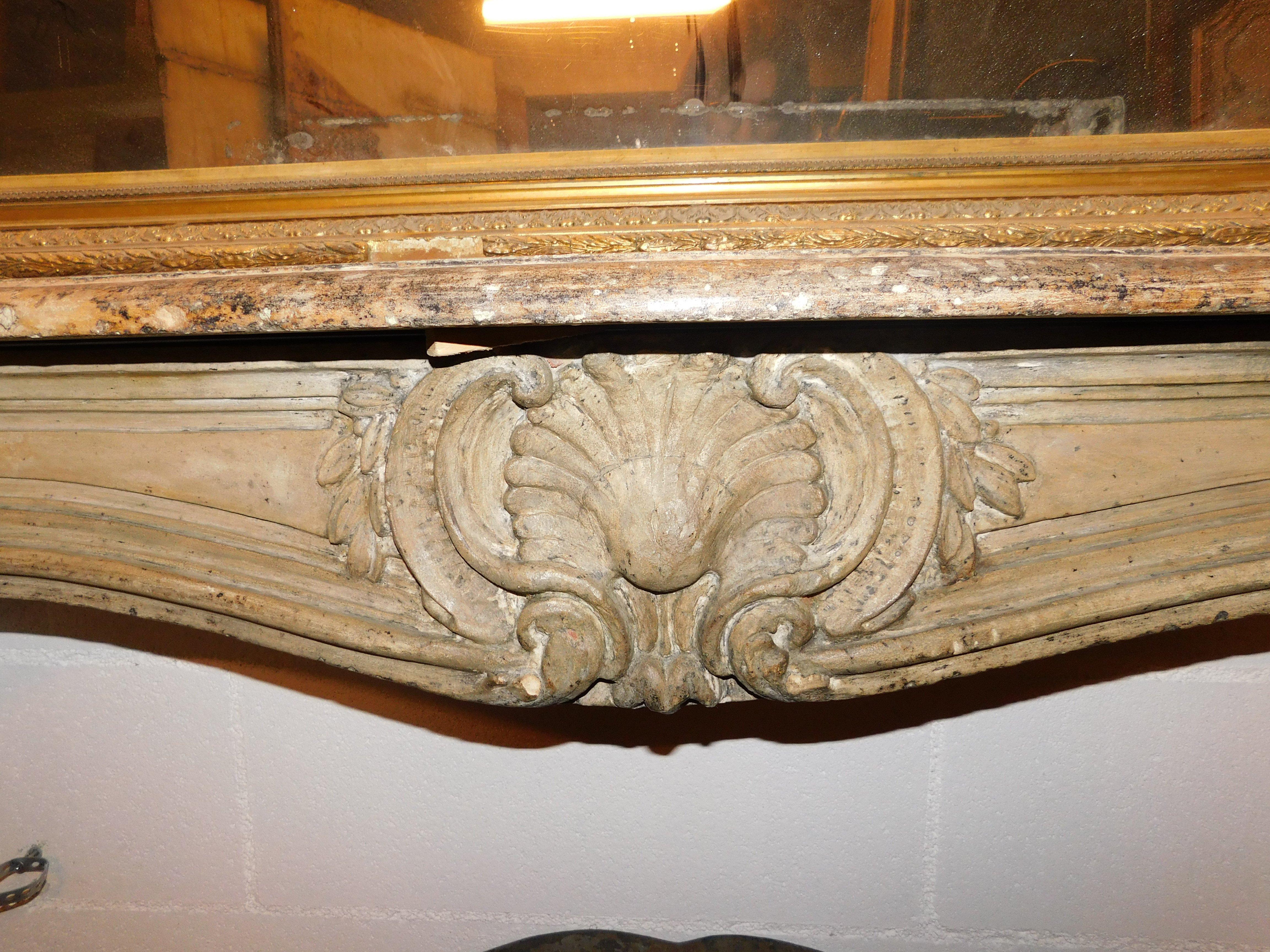 Repisa de chimenea de piedra de Borgoña tallada, Francia siglo XVIII y antes en venta