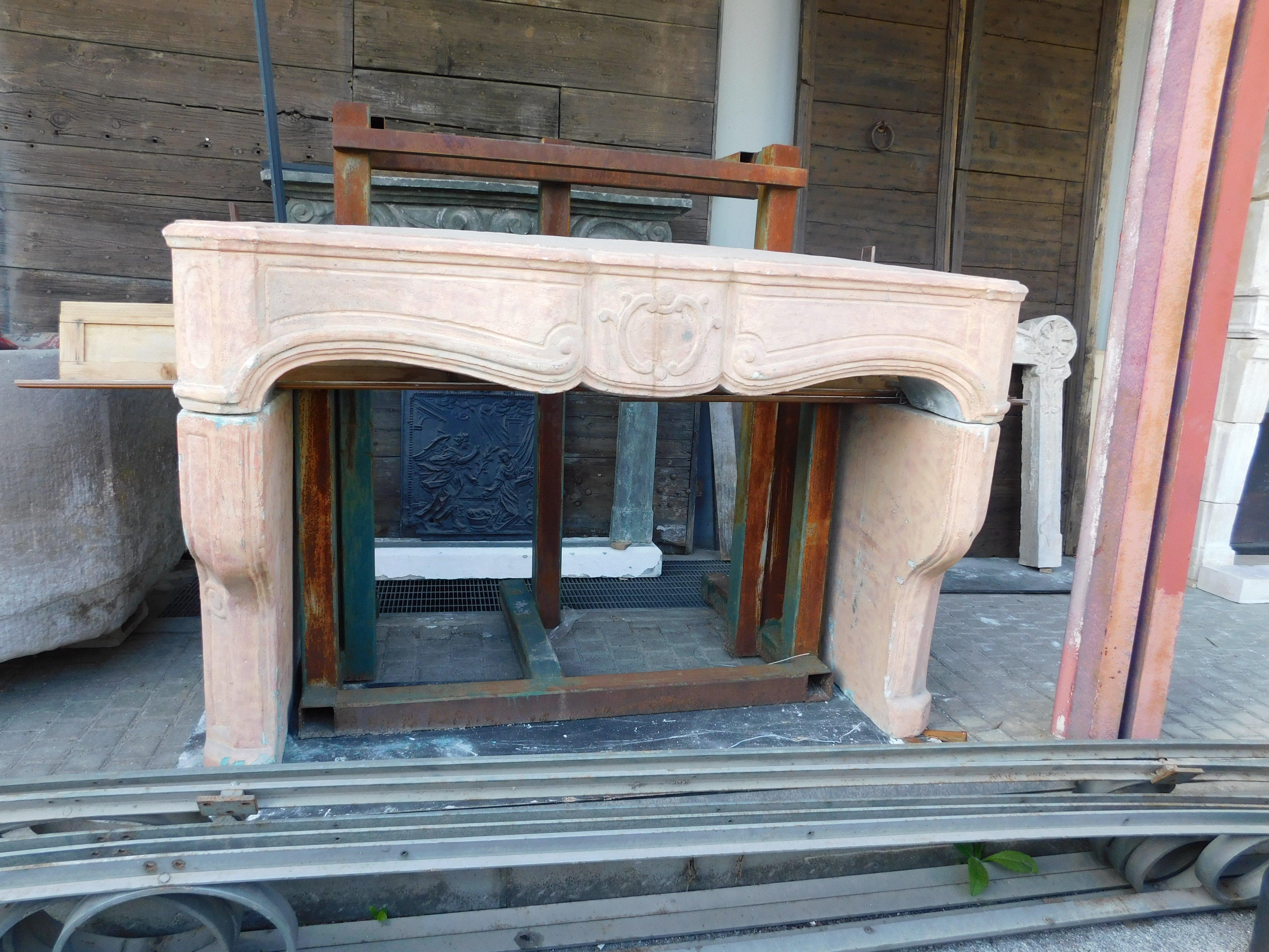Repisa de chimenea de cemento tallado con concha, Italia Italiano en venta