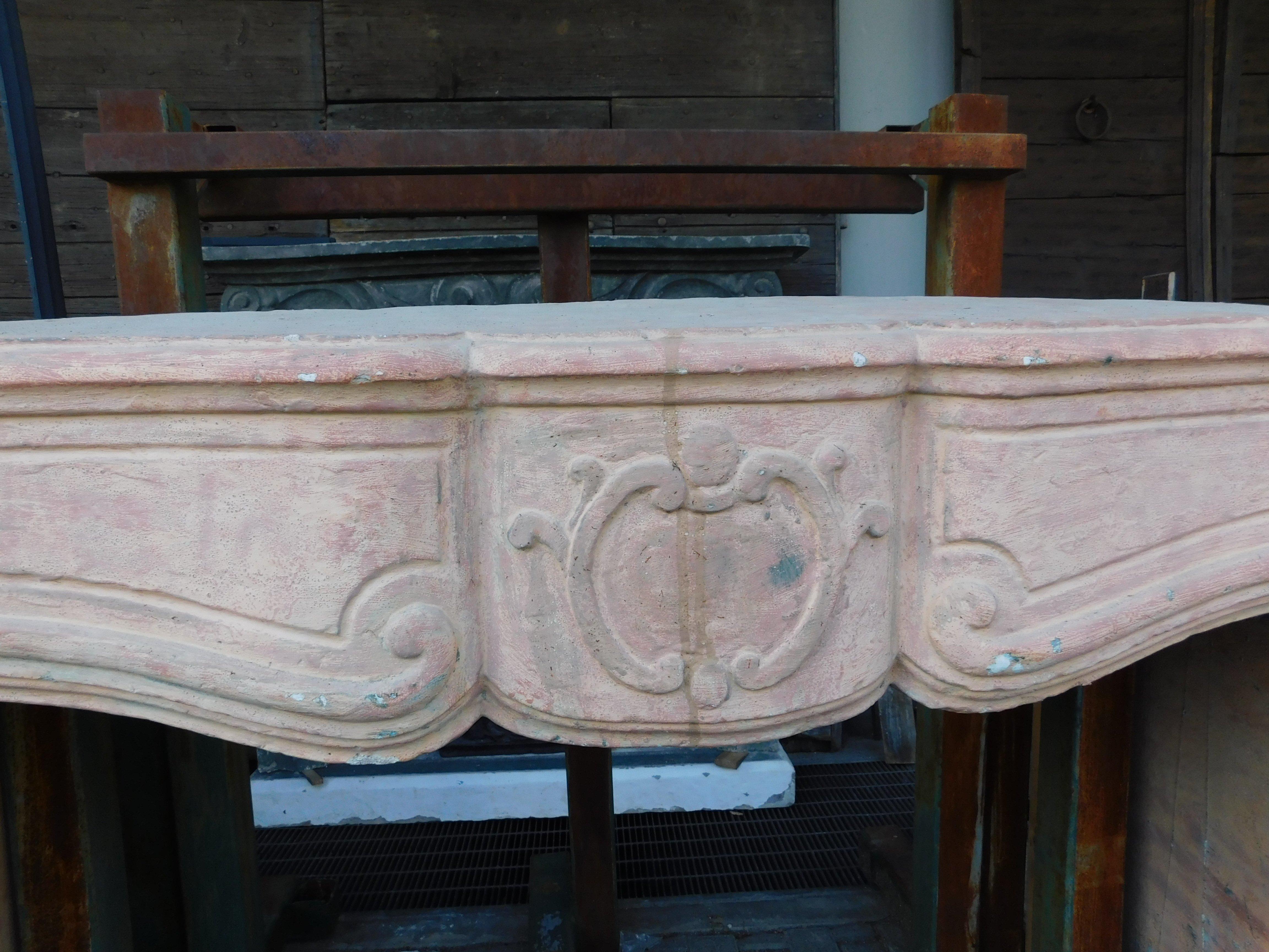 Repisa de chimenea de cemento tallado con concha, Italia siglo XVIII y antes en venta