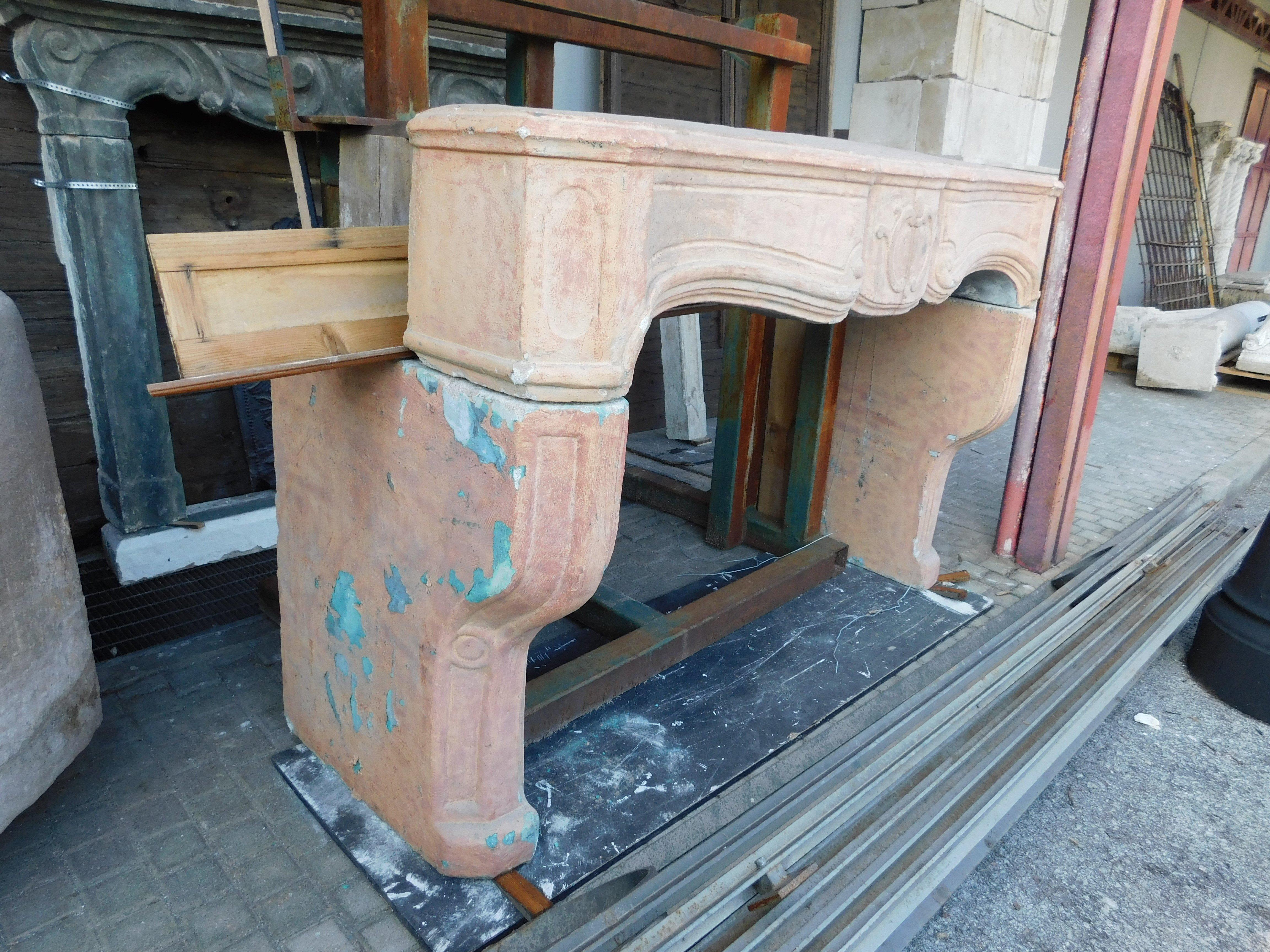Repisa de chimenea de cemento tallado con concha, Italia en venta 1