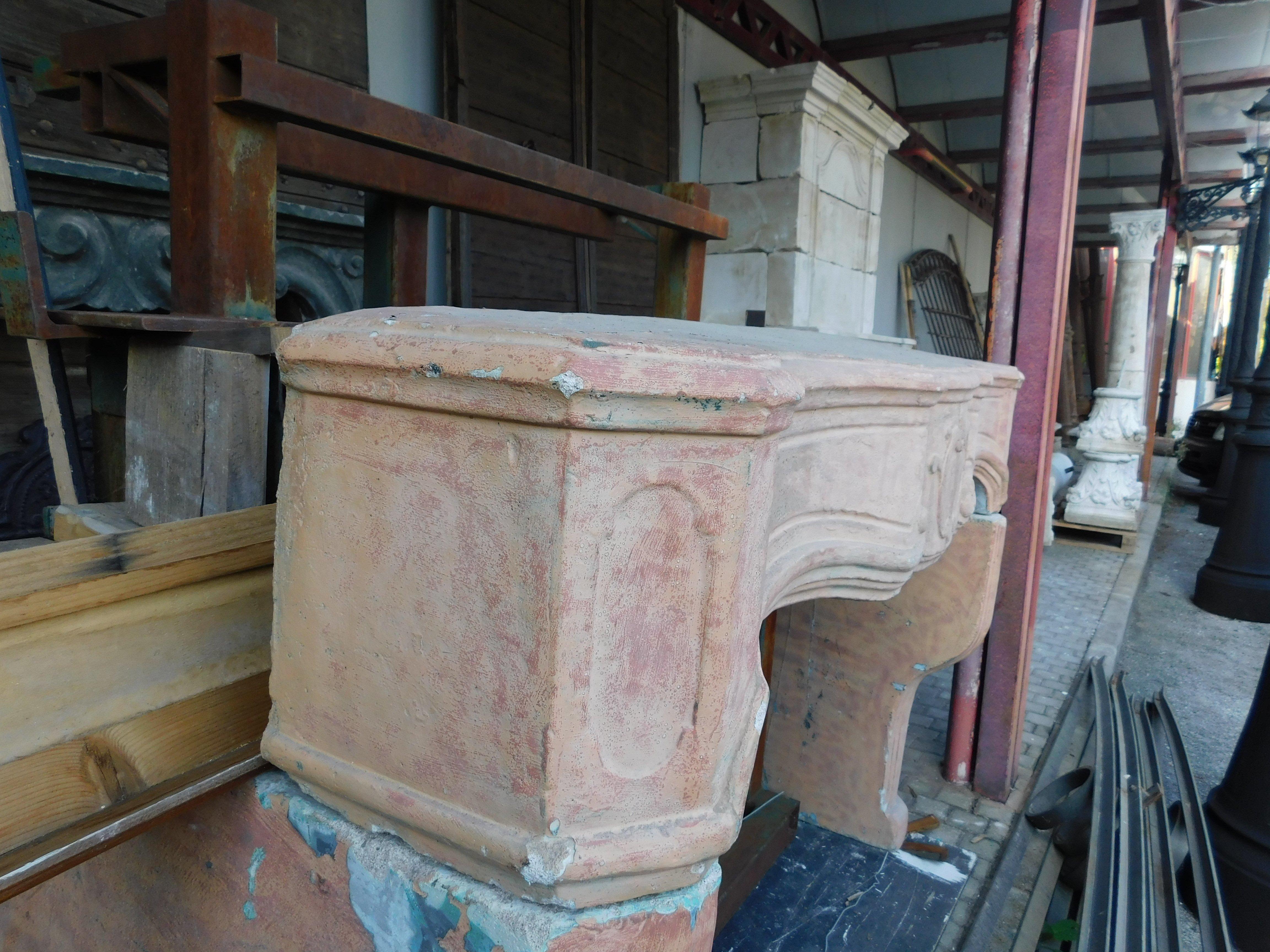 Repisa de chimenea de cemento tallado con concha, Italia en venta 3