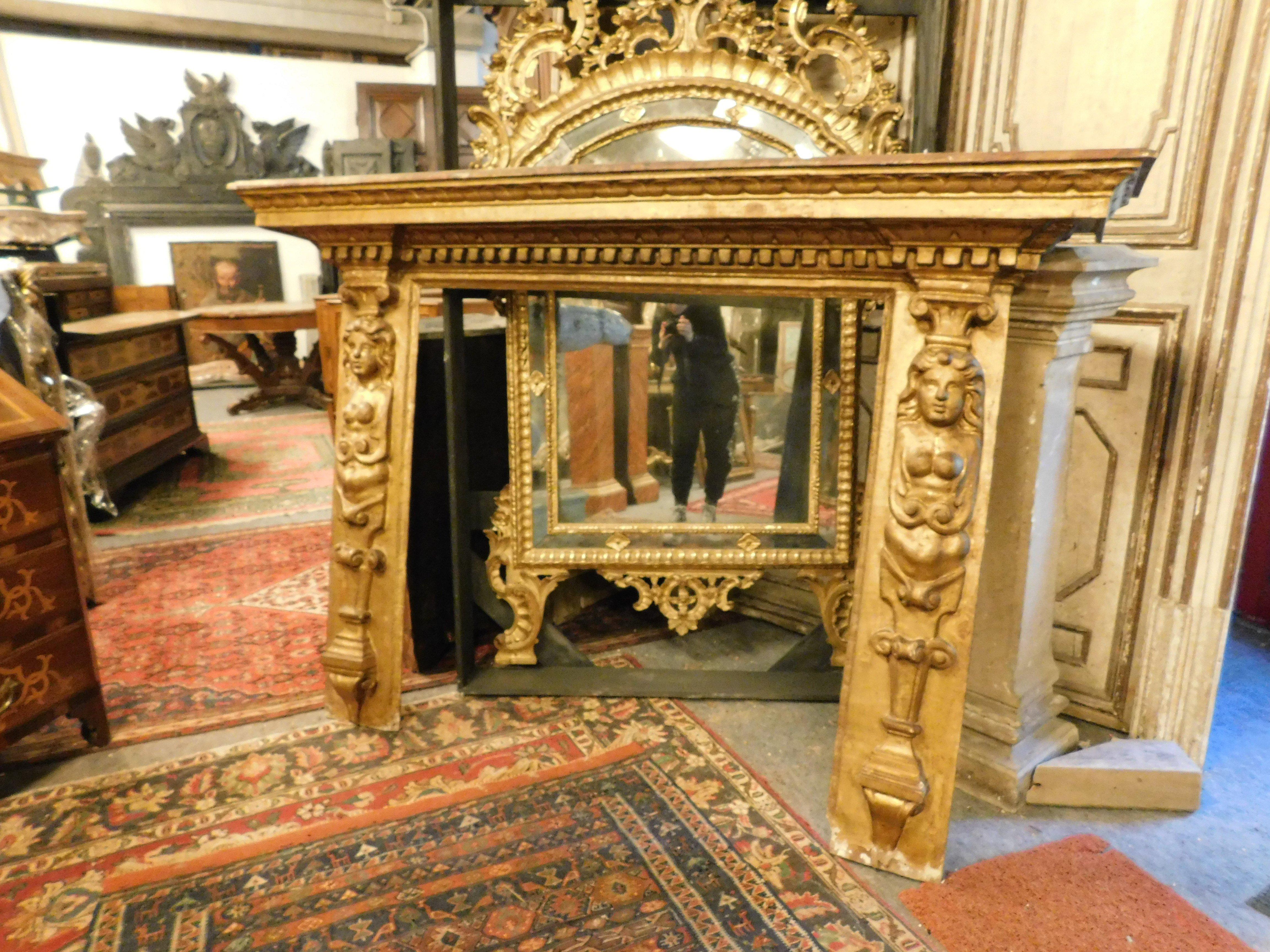 Sculpté à la main Manteau de cheminée en bois laqué doré et sculpté, Italie, XVIIIe siècle. en vente