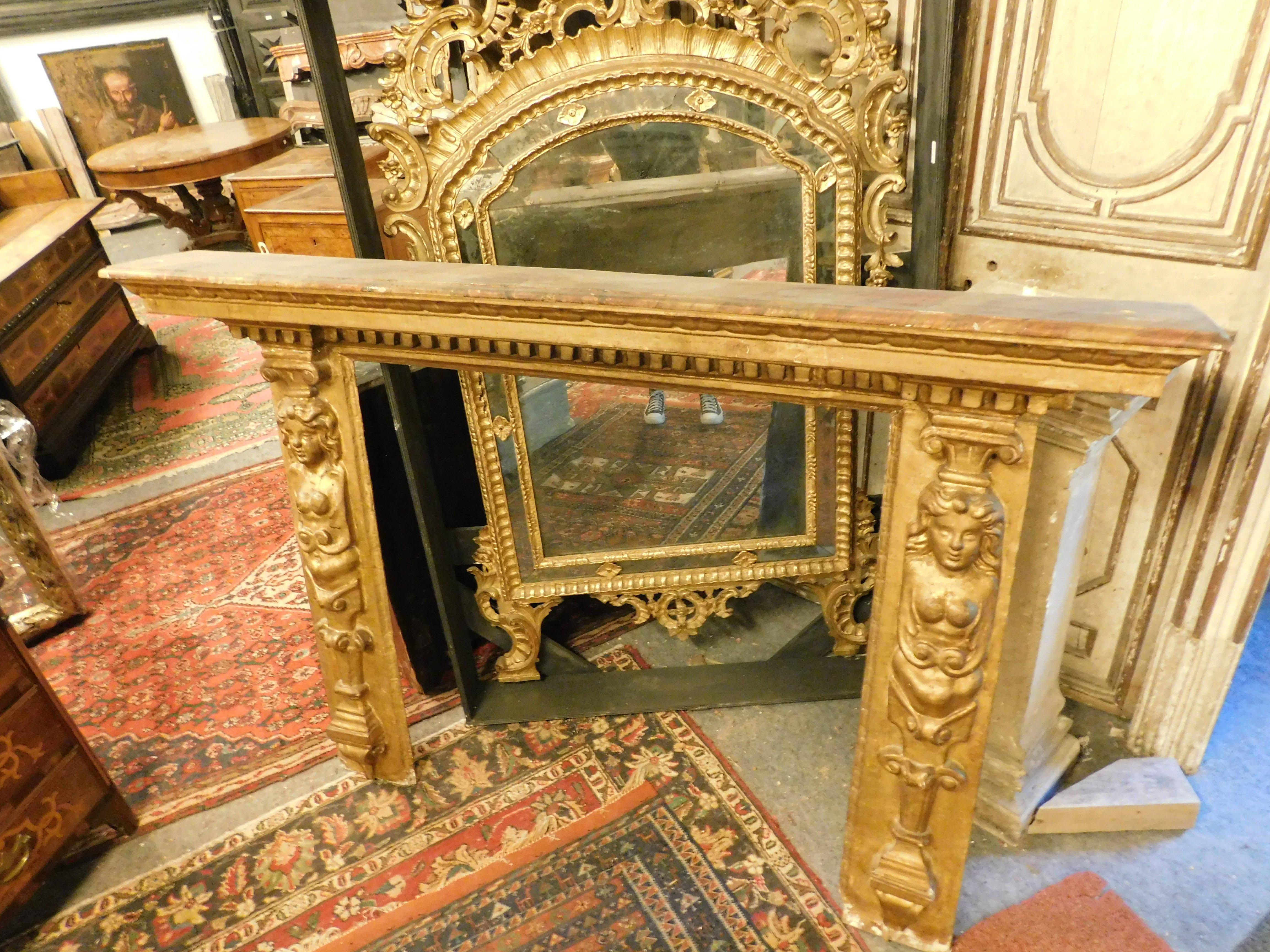Manteau de cheminée en bois laqué doré et sculpté, Italie, XVIIIe siècle. Bon état - En vente à Cuneo, Italy (CN)