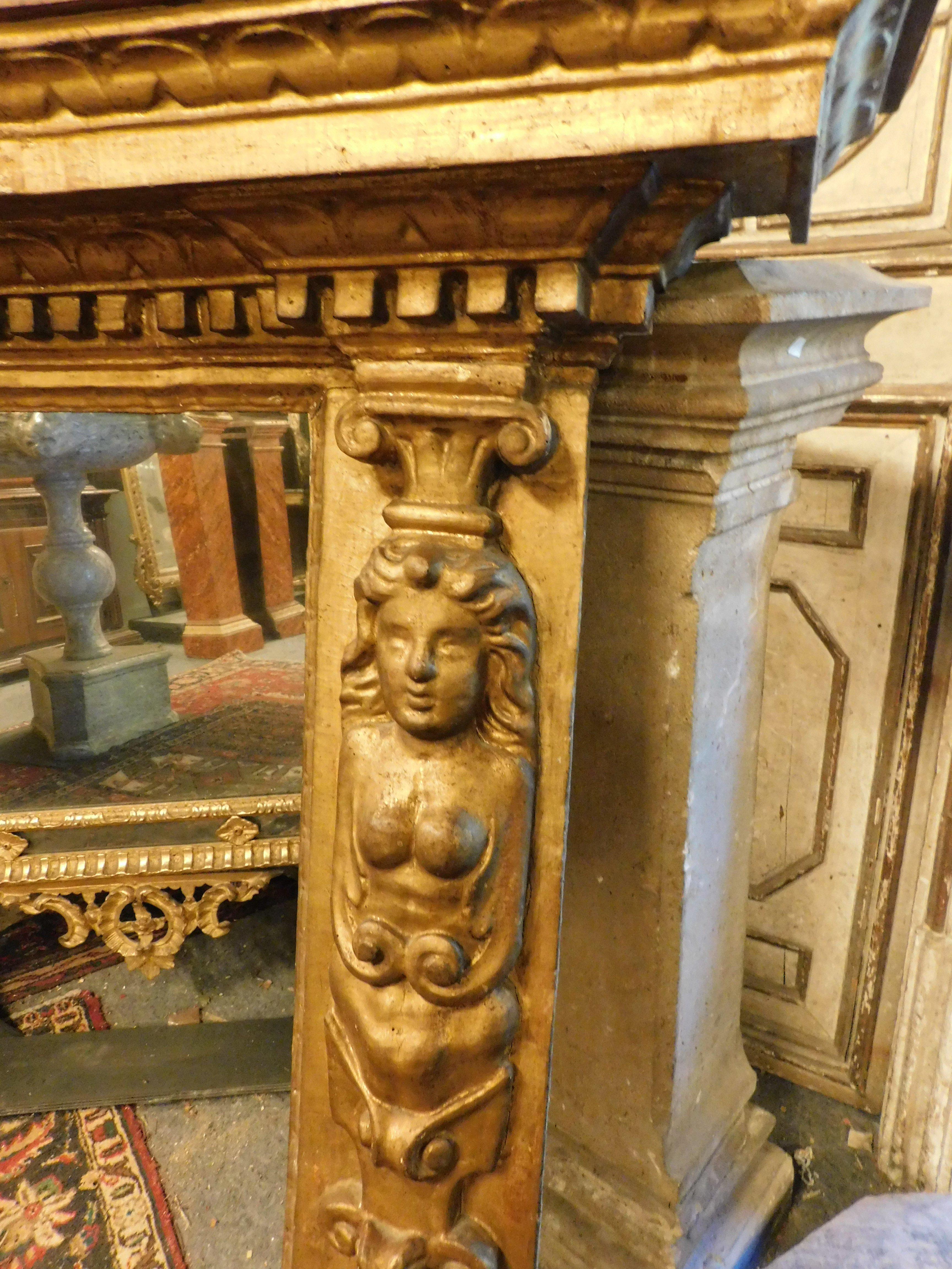 XVIIIe siècle et antérieur Manteau de cheminée en bois laqué doré et sculpté, Italie, XVIIIe siècle. en vente