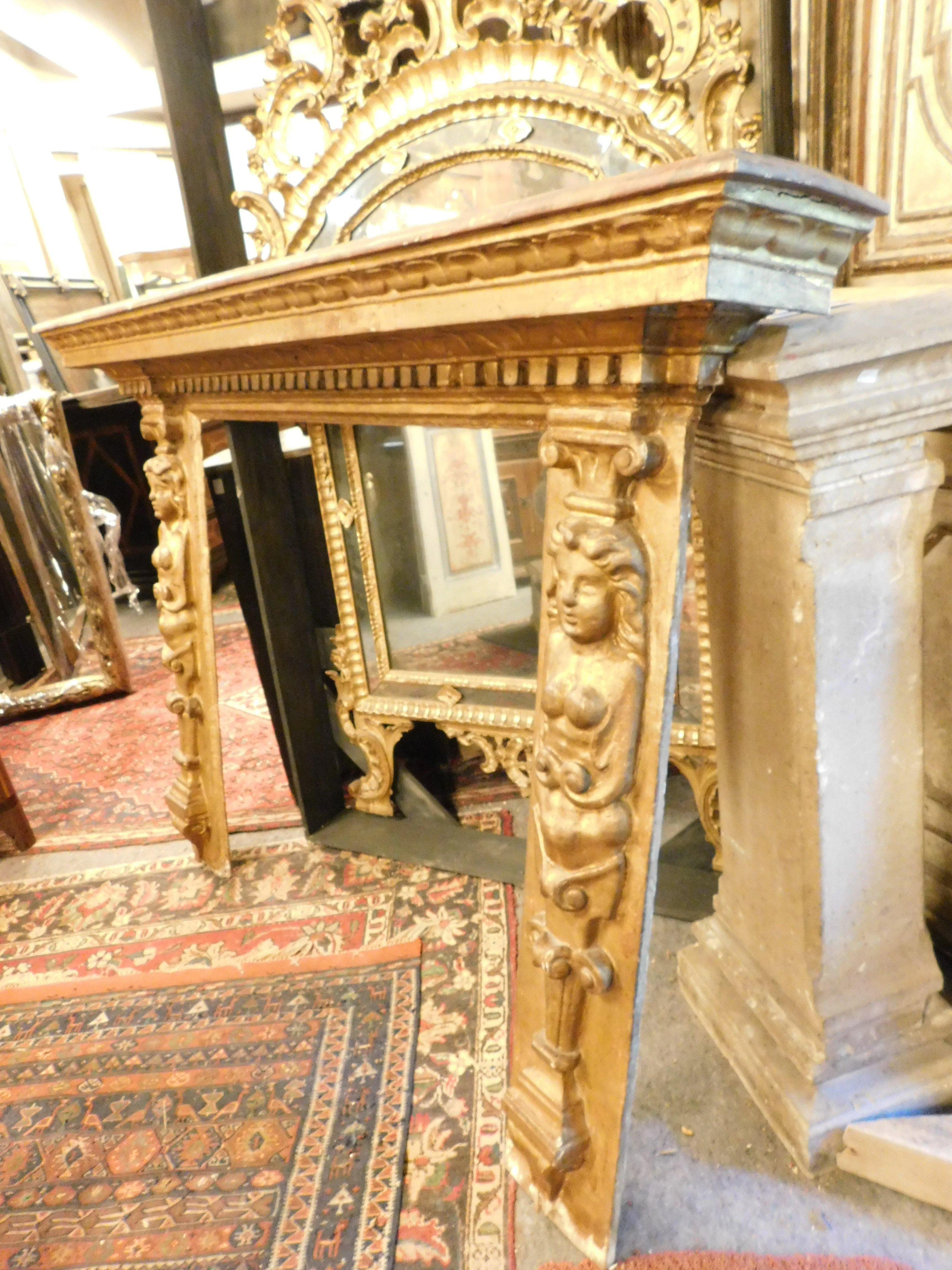 Peuplier Manteau de cheminée en bois laqué doré et sculpté, Italie, XVIIIe siècle. en vente