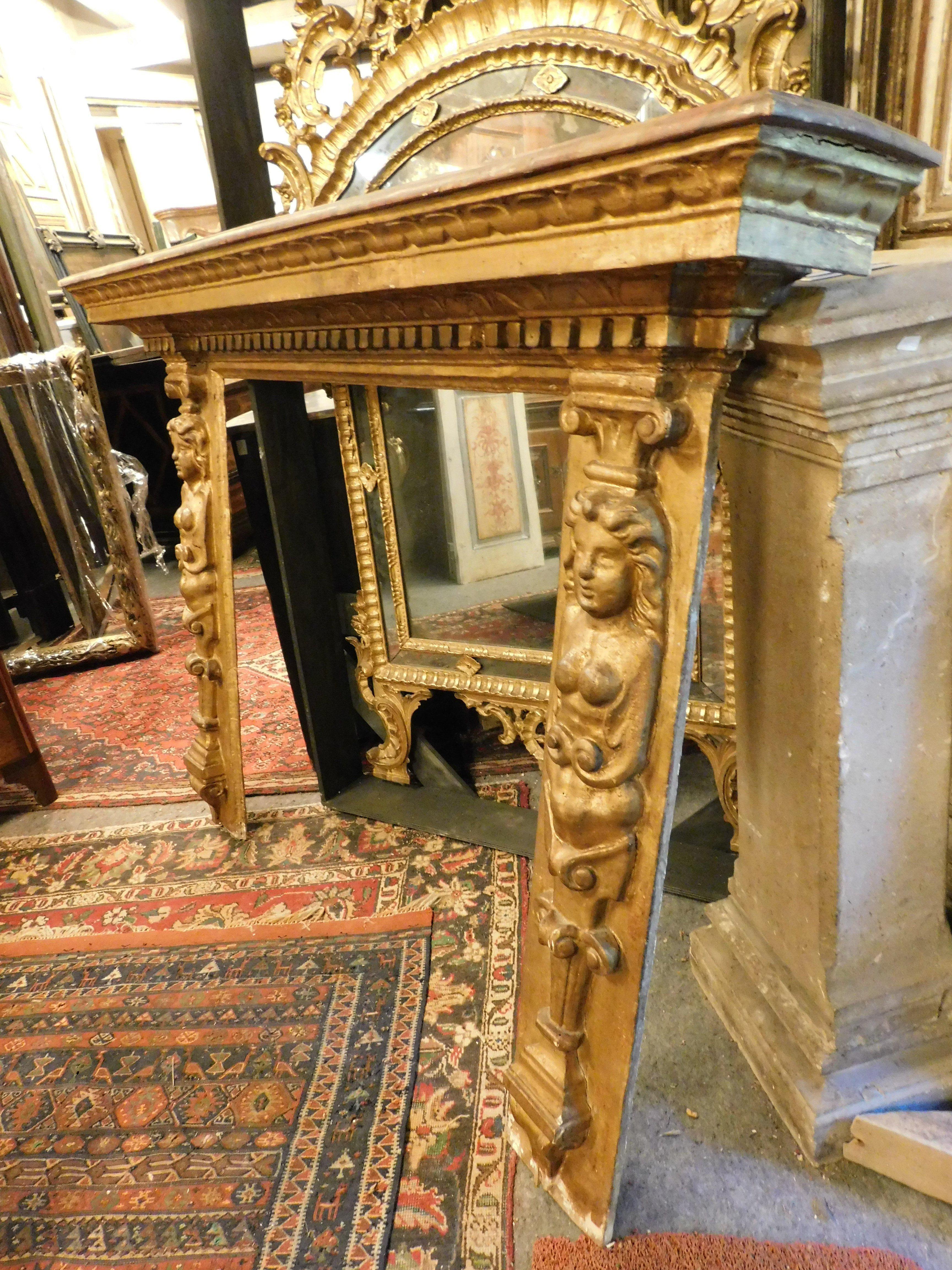 Manteau de cheminée en bois laqué doré et sculpté, Italie, XVIIIe siècle. en vente 1