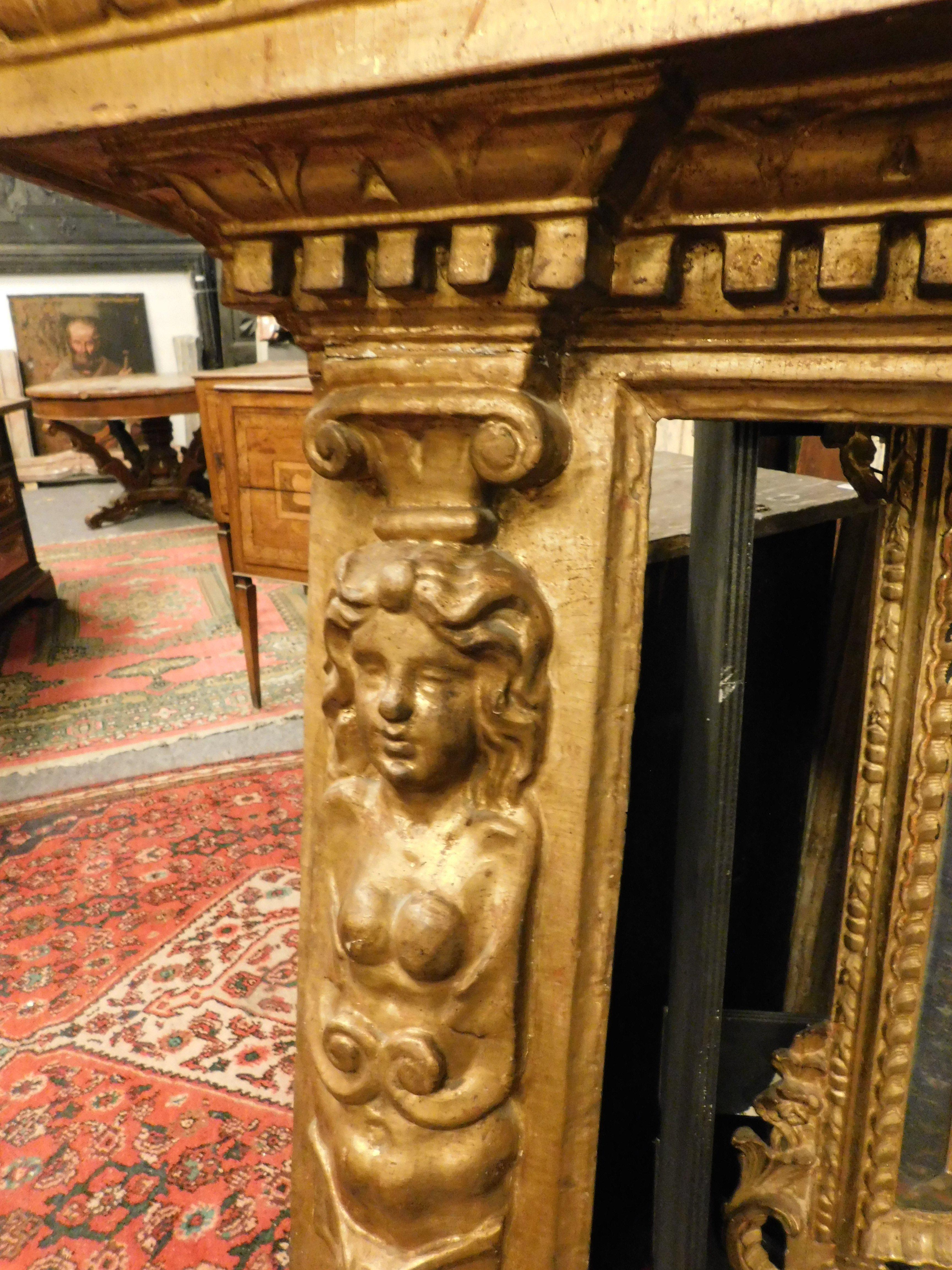 Manteau de cheminée en bois laqué doré et sculpté, Italie, XVIIIe siècle. en vente 2