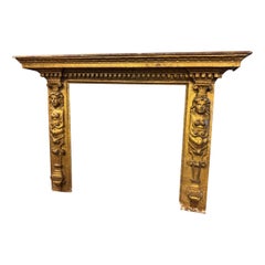 Manteau de cheminée en bois laqué doré et sculpté, Italie, XVIIIe siècle.