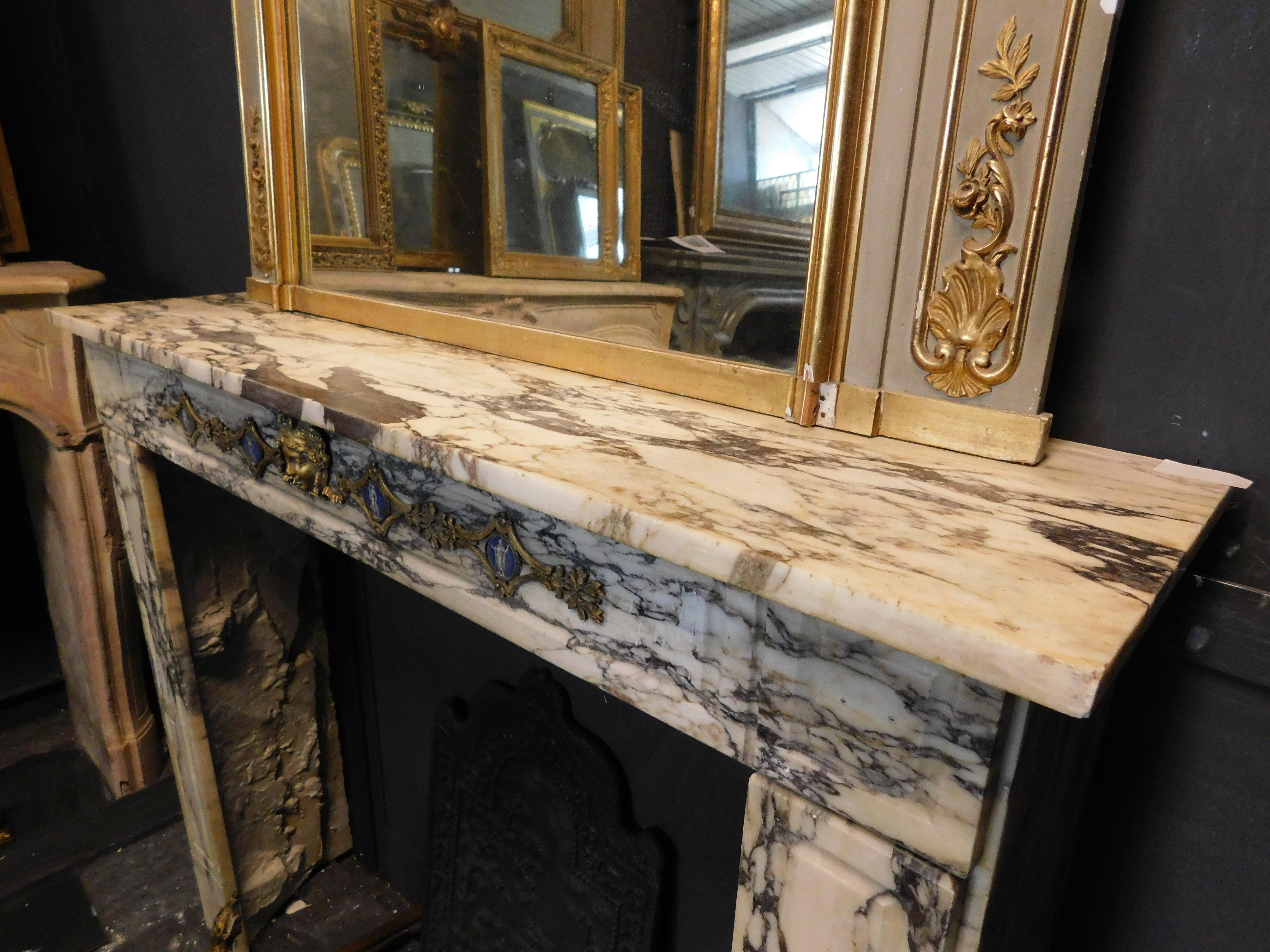 Fireplace mantle in marble, gilt brass friezes, Italy   In Good Condition For Sale In Cuneo, Italy (CN)