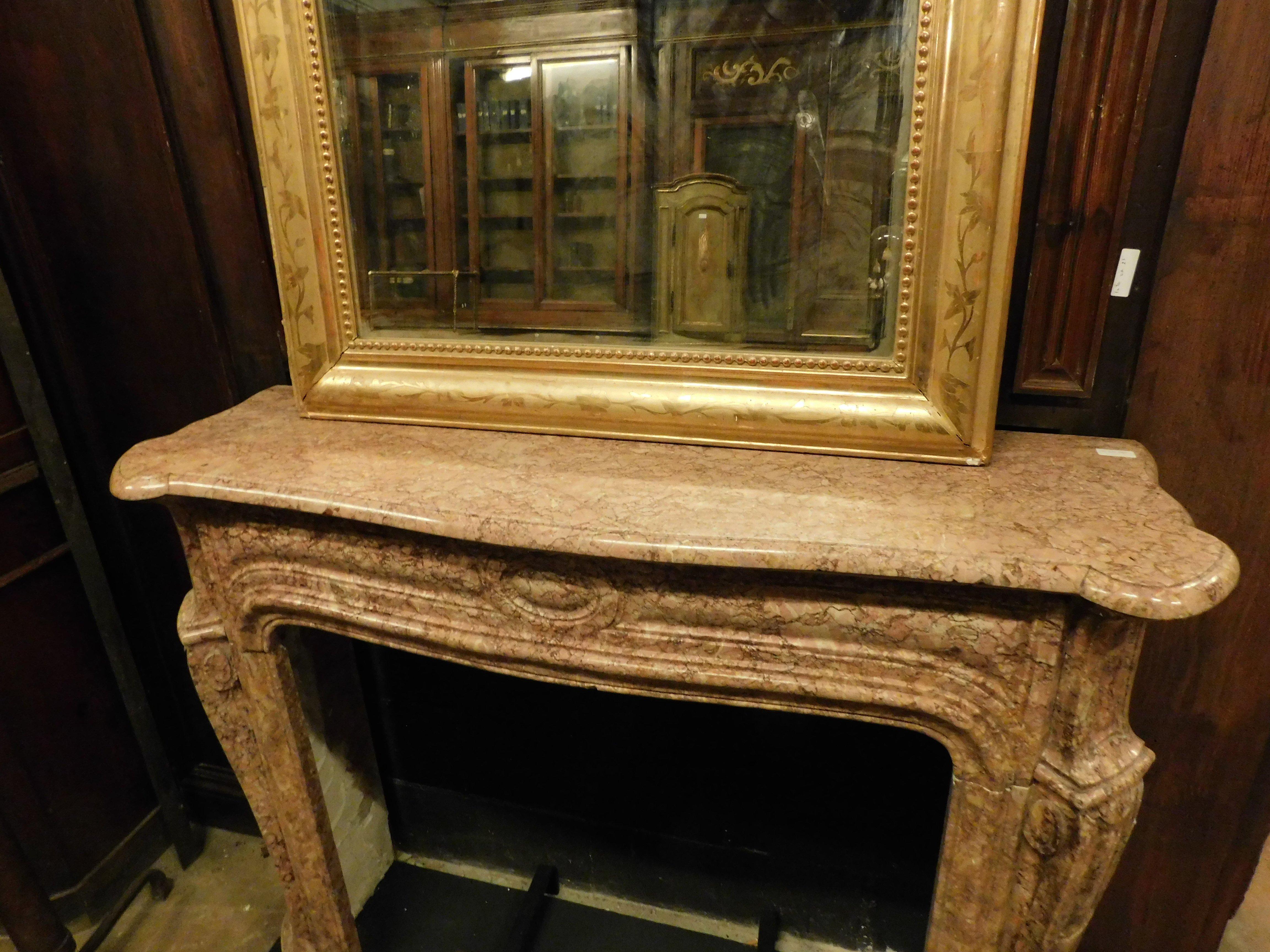 Sculpté à la main Cheminée en marbre rouge Breccia Pernice, Italie en vente