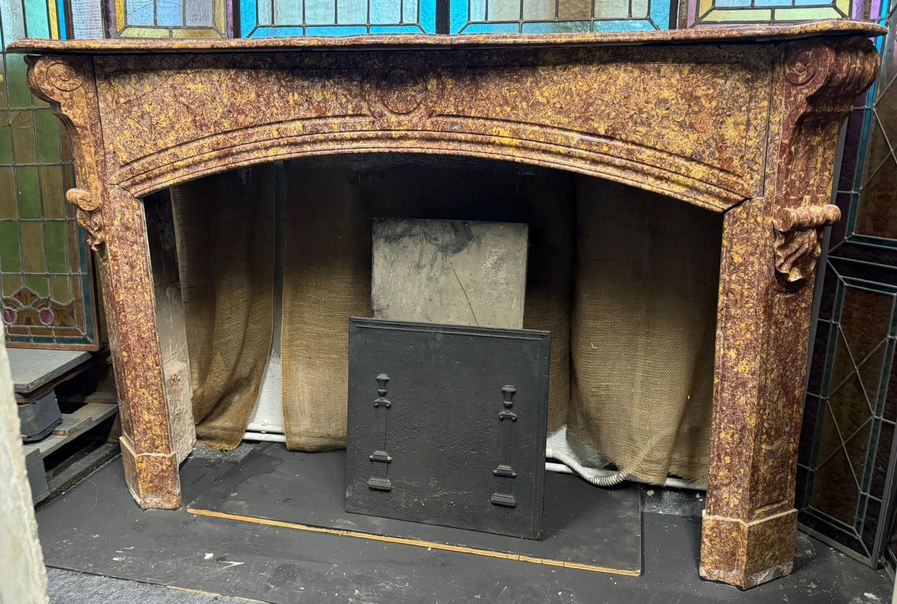 Antiguo manto de chimenea de época, tallado en mármol rojo breccia pernice, original de mediados del siglo XIX, con forma geométrica y gracia elegante e histórica, por lo que puede adaptarse a todos los ambientes, medidas h 103 x an máx 160 x prof