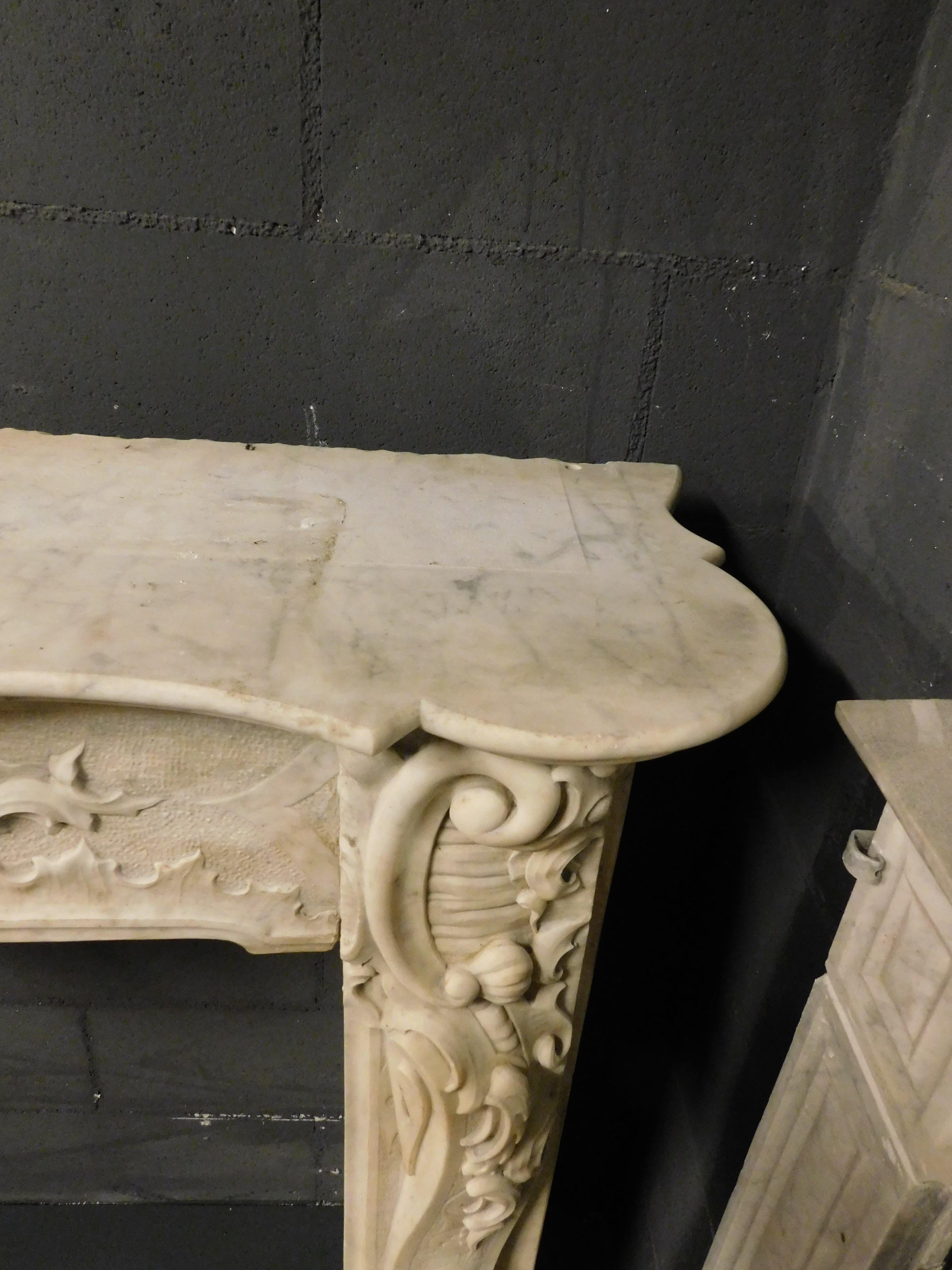 Fireplace mantle in richly sculpted white marble, from Turin For Sale 3