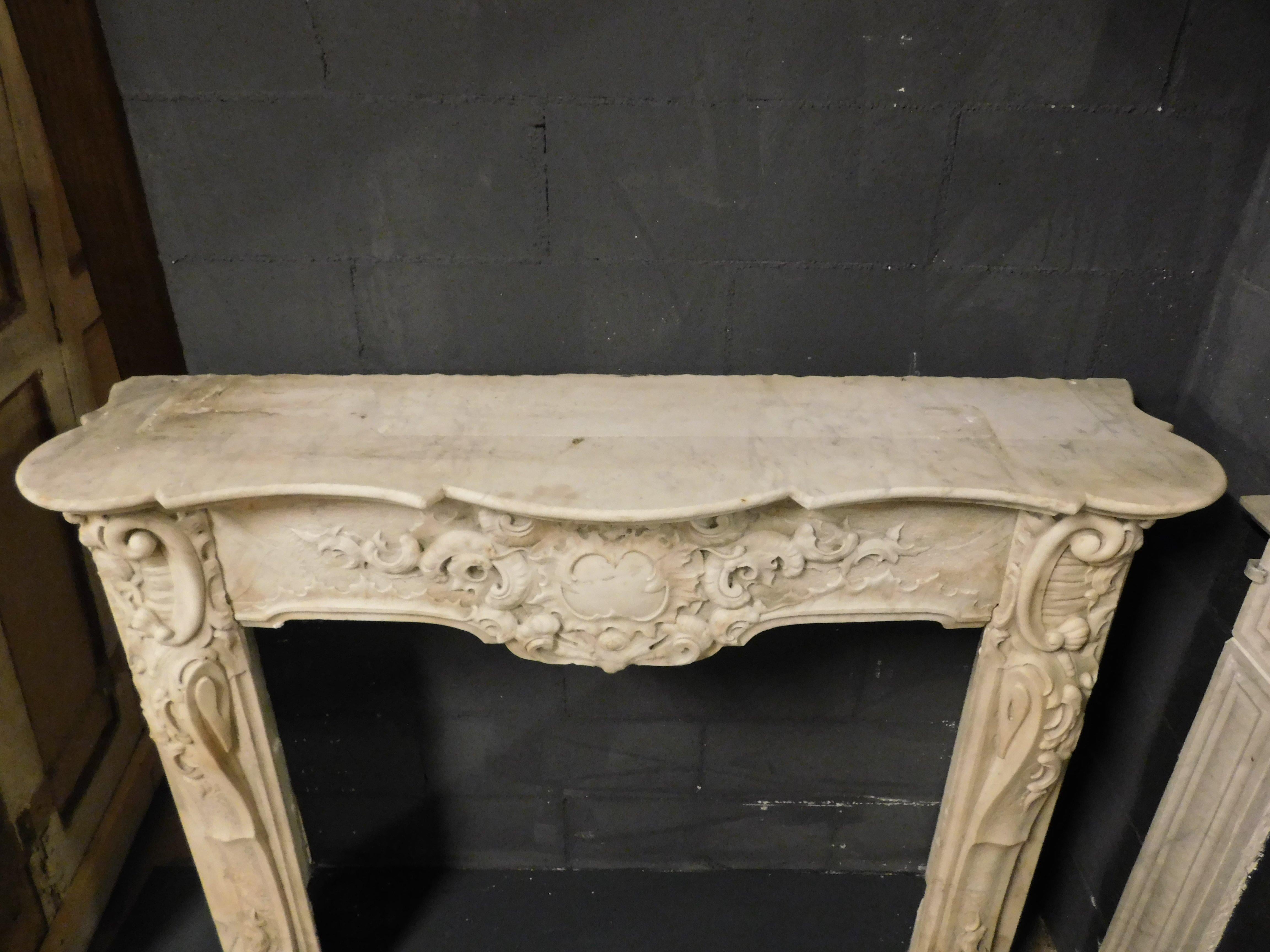 Fireplace mantle in richly sculpted white marble, from Turin For Sale 4