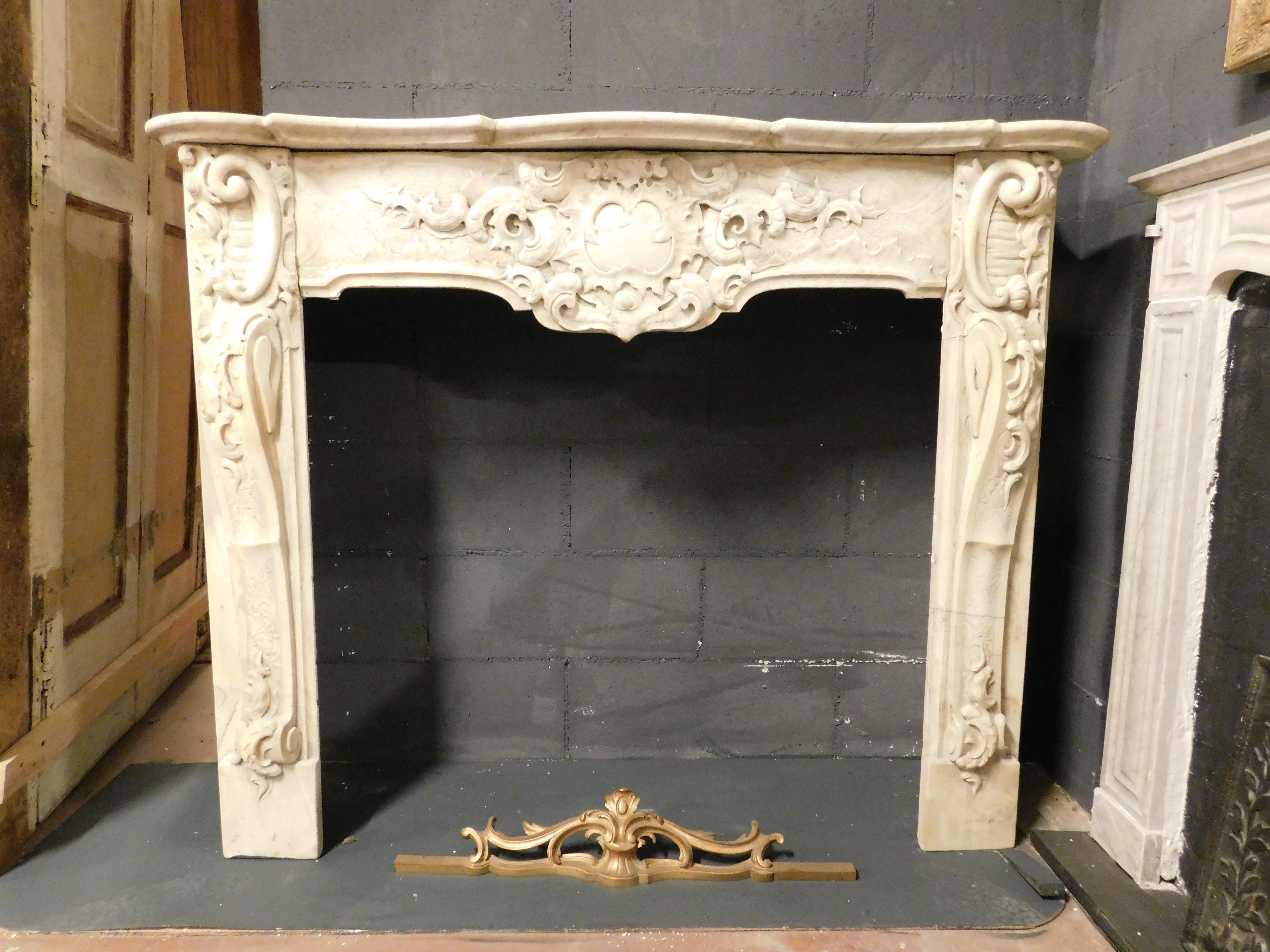 Ancient antique fireplace mantle, hand-sculpted in white Carrara marble, richly carved with baroque shapes and volutes, very rich and aesthetic, from Turin (Italy), from an ancient palace from the 19th century. Maximum dimensions cm w 135 x H 107 x