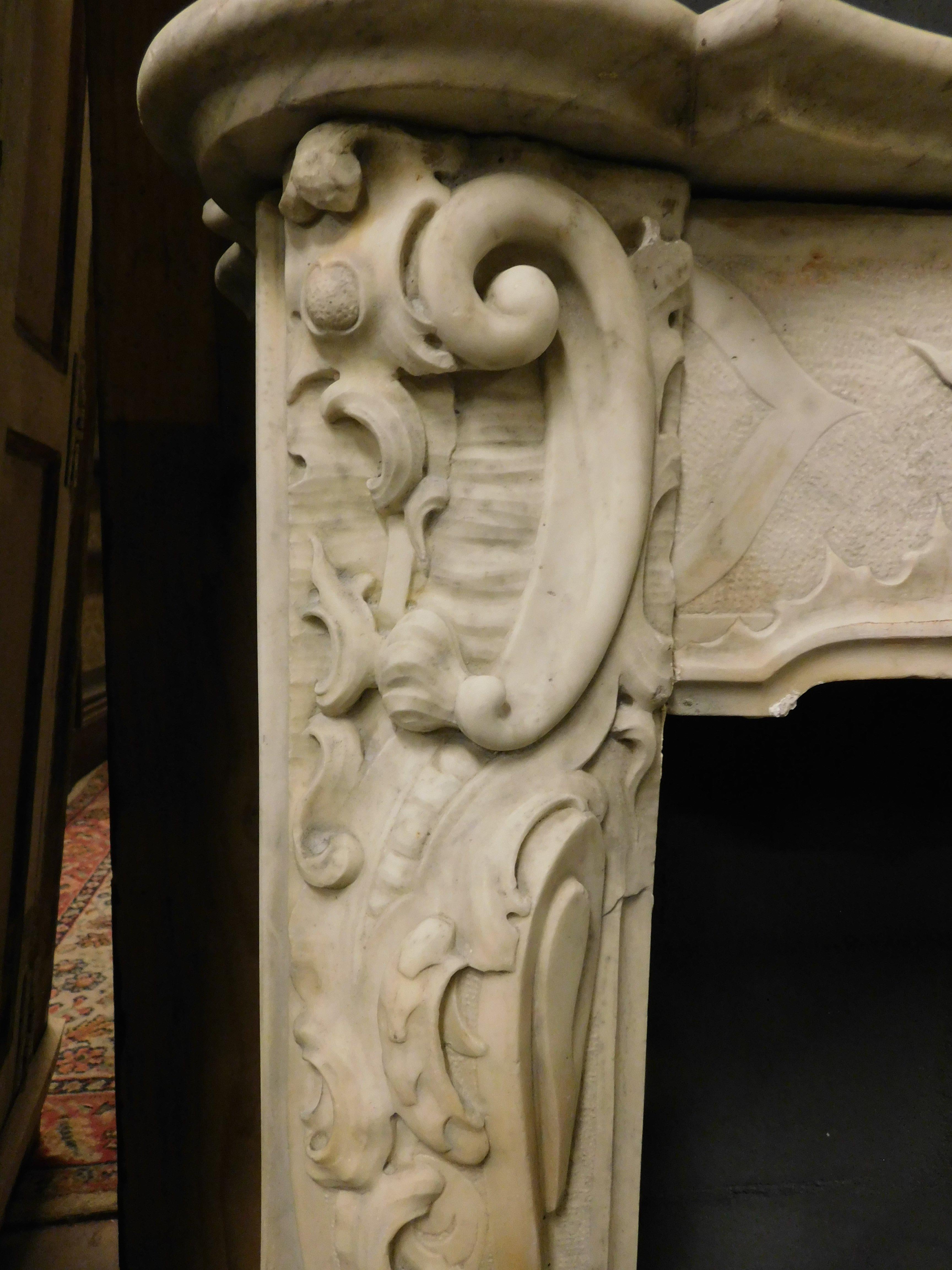 Fireplace mantle in richly sculpted white marble, from Turin In Good Condition For Sale In Cuneo, Italy (CN)