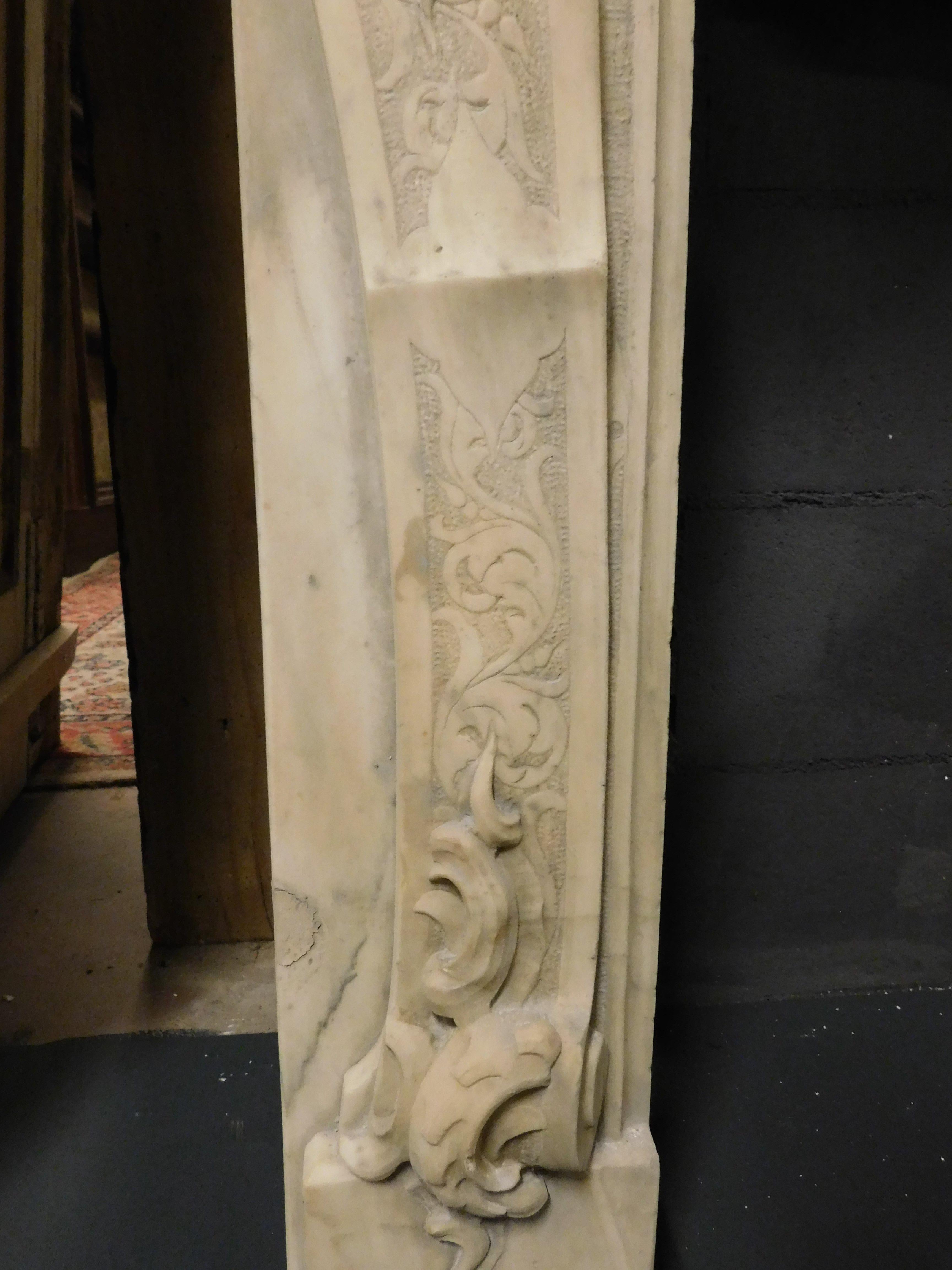19th Century Fireplace mantle in richly sculpted white marble, from Turin For Sale