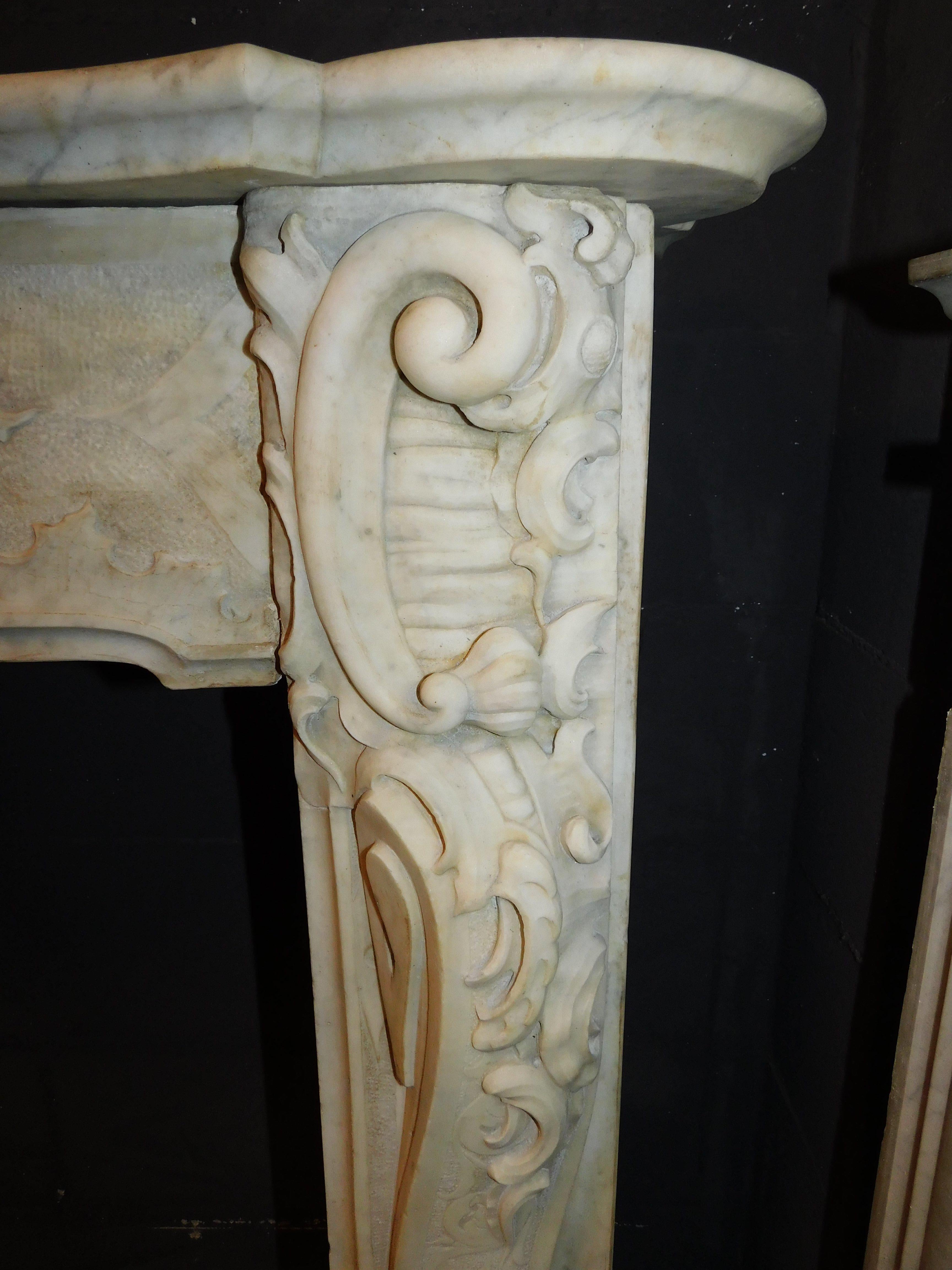 Fireplace mantle in richly sculpted white marble, from Turin For Sale 1