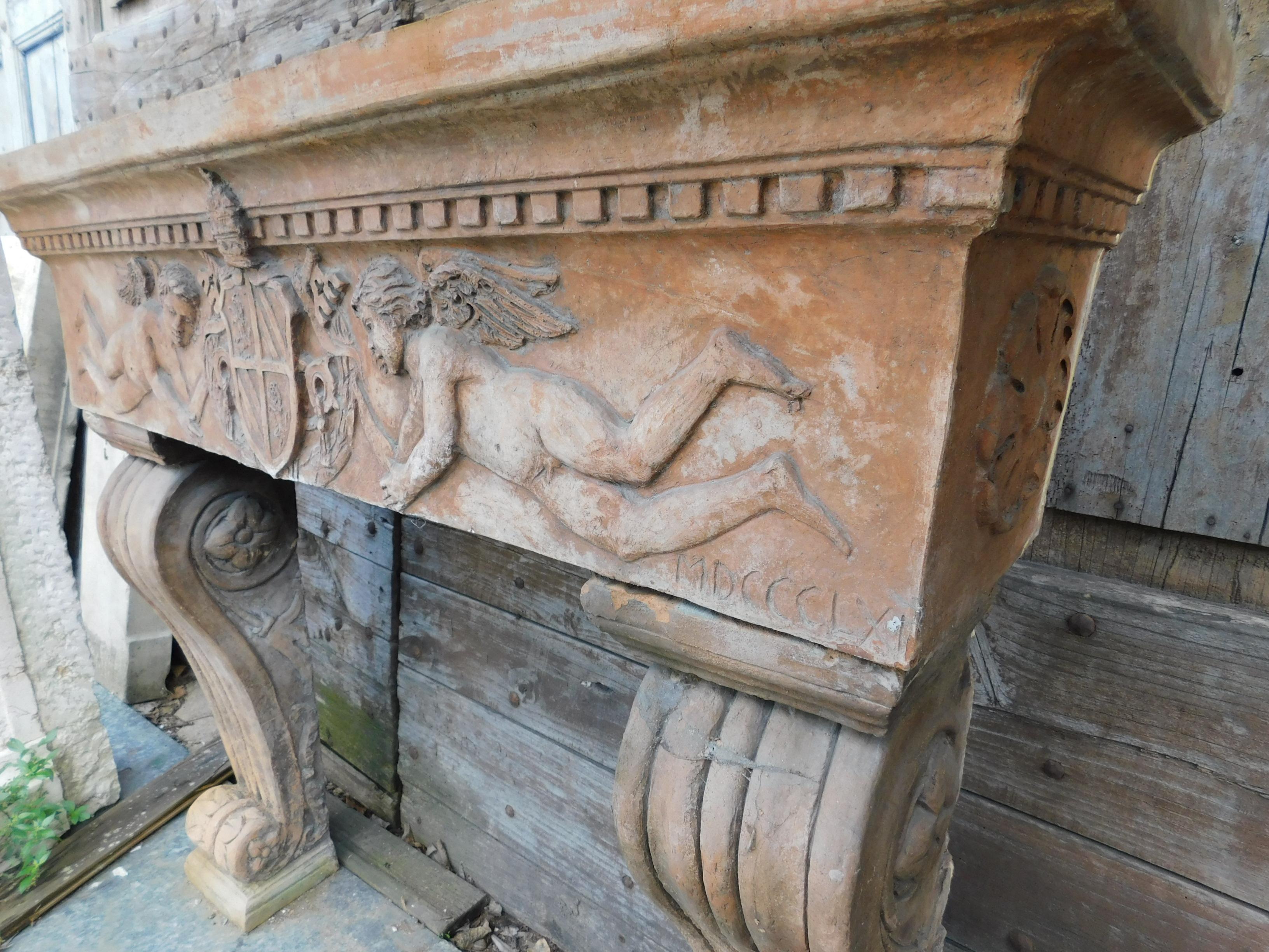 Kaminmantel aus Terrakotta mit geschnitzten Putten, Italien im Angebot 2